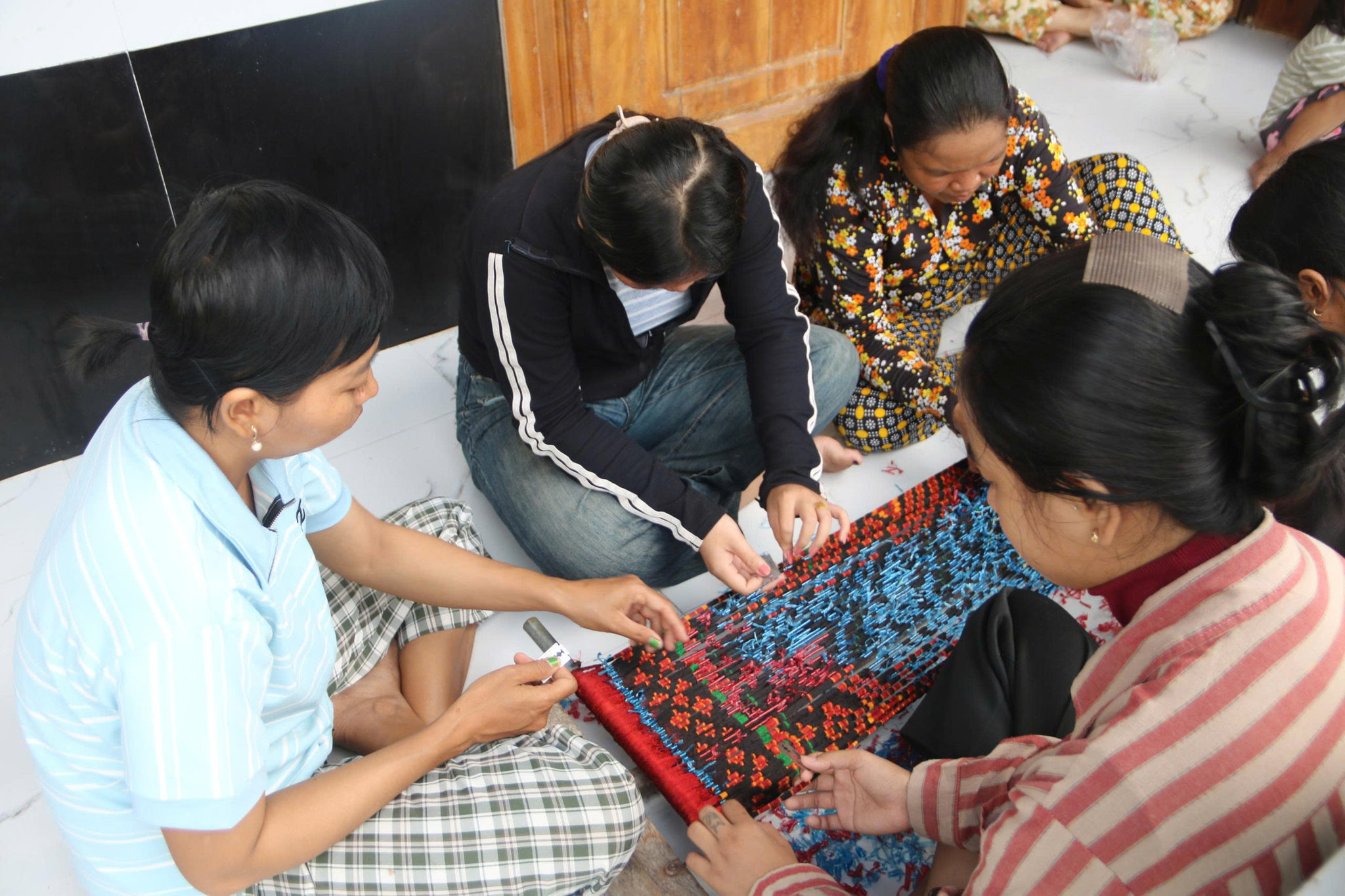Làng nghề dệt thổ cẩm của đồng bào Khmer tại An Giang không chỉ là nơi lưu giữ những giá trị văn hóa ngàn đời mà đang trở thành một hình mẫu về phát triển kinh tế di sản. Ảnh: Như Tâm
