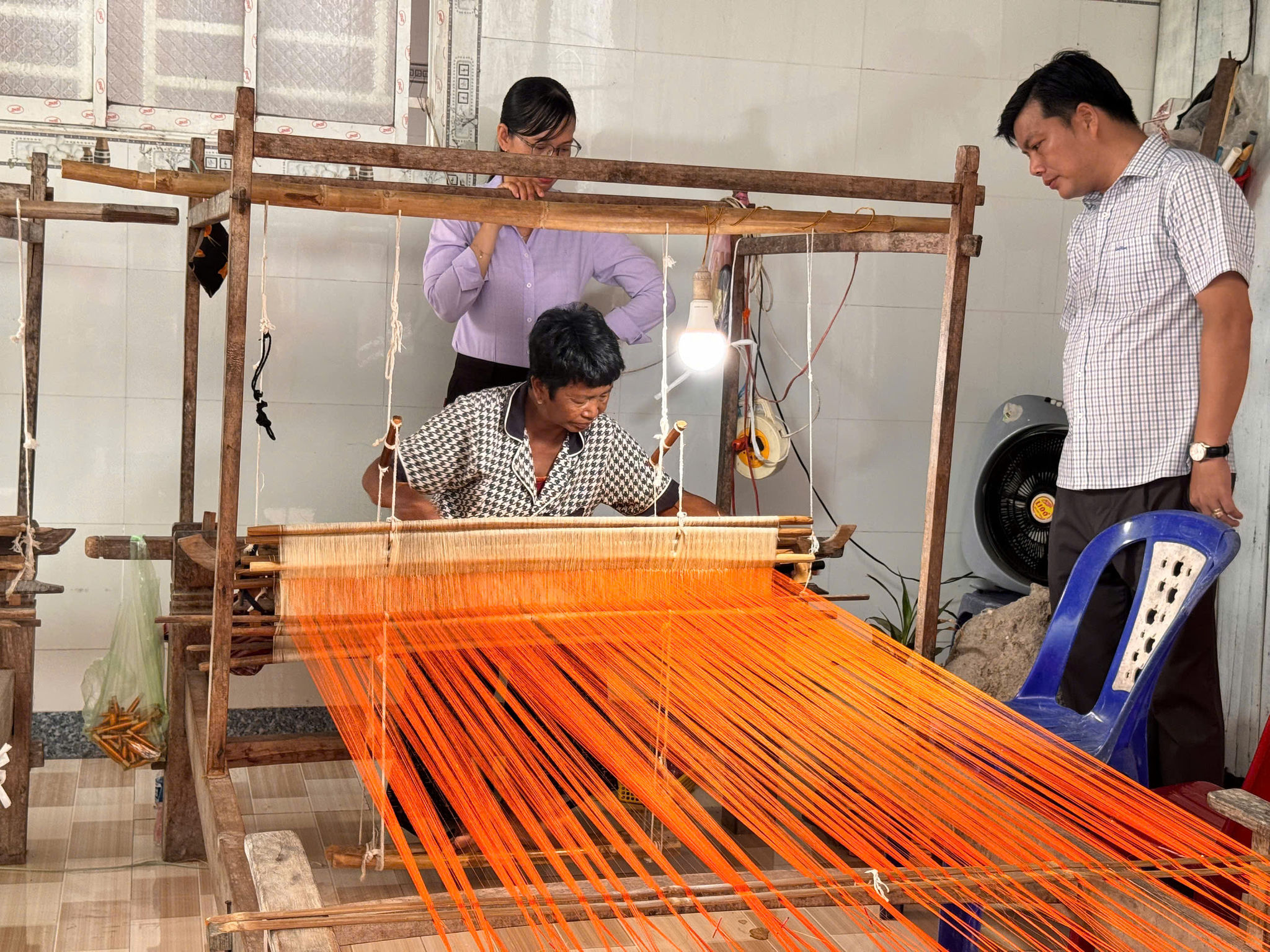 Đến làng nghề, du khách được trực tiếp trải nghiệm nhuộm tơ, dệt vải, mặc trang phục truyền thống và mua sắm quà lưu niệm