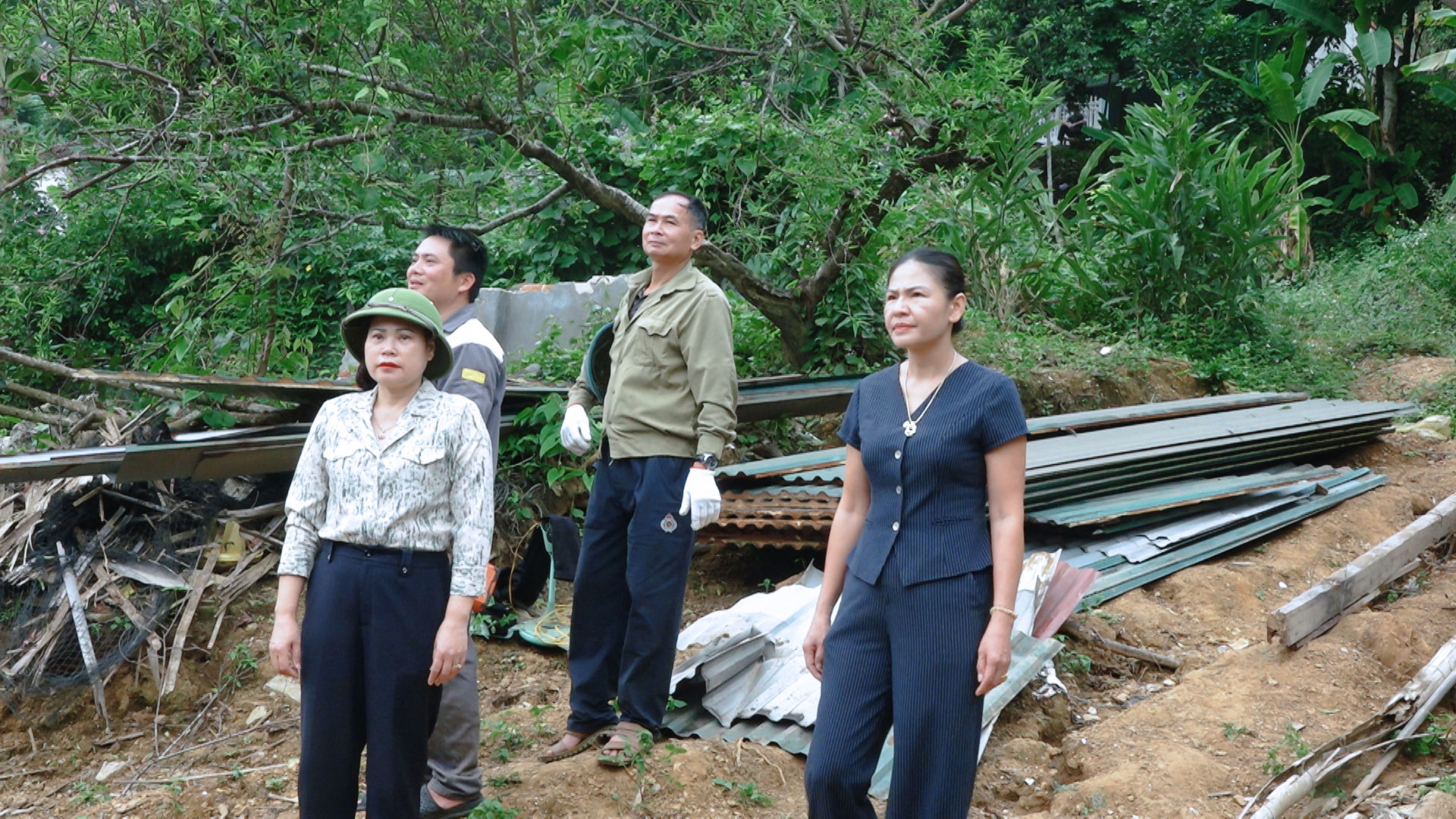 Lãnh đạo xã Quan Sơn động viên các lực lượng hỗ trợ người dân tháo dỡ nhà, di chuyển đến nơi ở mới. Ảnh: Kim Chung