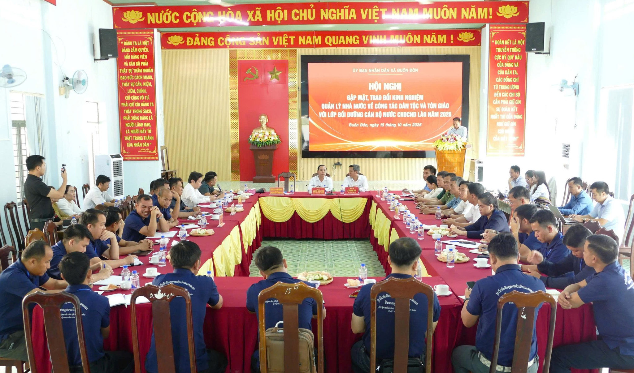 Đoàn cán bộ Lào trao đổi kinh nghiệm công tác dân tộc, tôn giáo tại xã biên giới Buôn Đôn