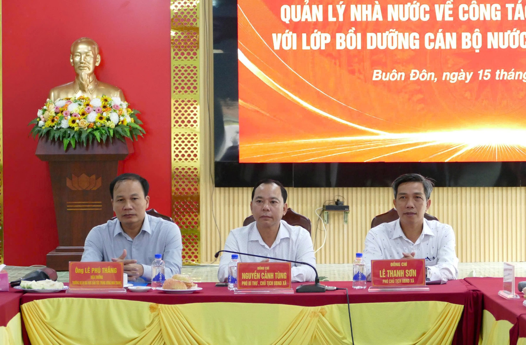 Ông Lê Phú Thắng Hiệu trưởng Trường Dự bị Đại học Dân tộc Trung ương Nha Trang làm trưởng đoàn công tác gặp mặt tại xã Buôn Đôn