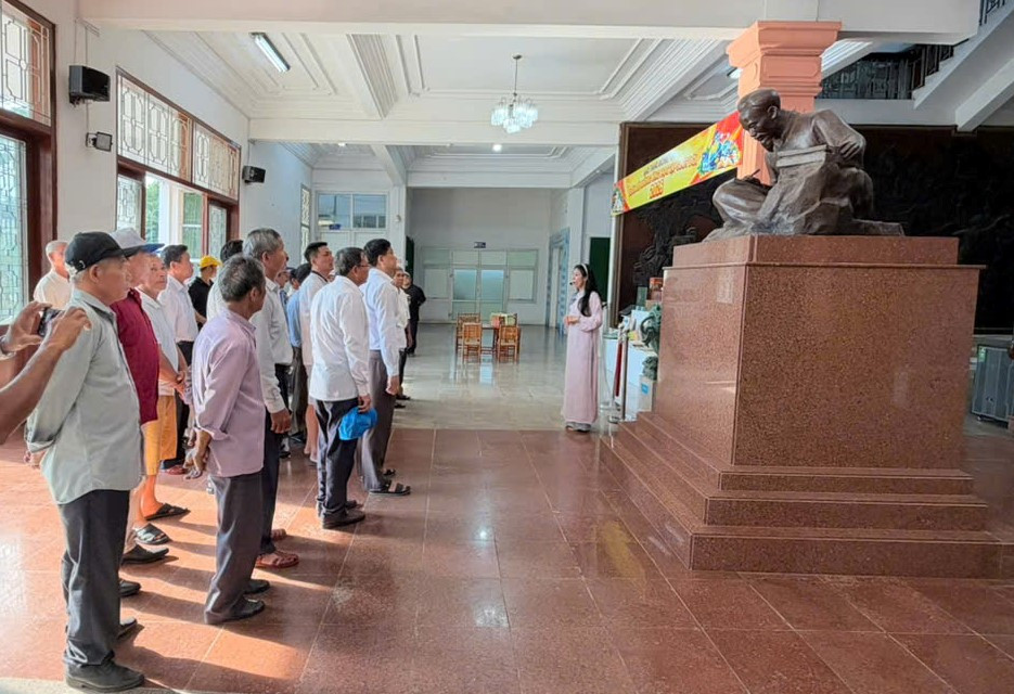 Đoàn Người có uy tín tỉnh Đắk Lắk tham quan Bảo tàng tỉnh Đồng Nai