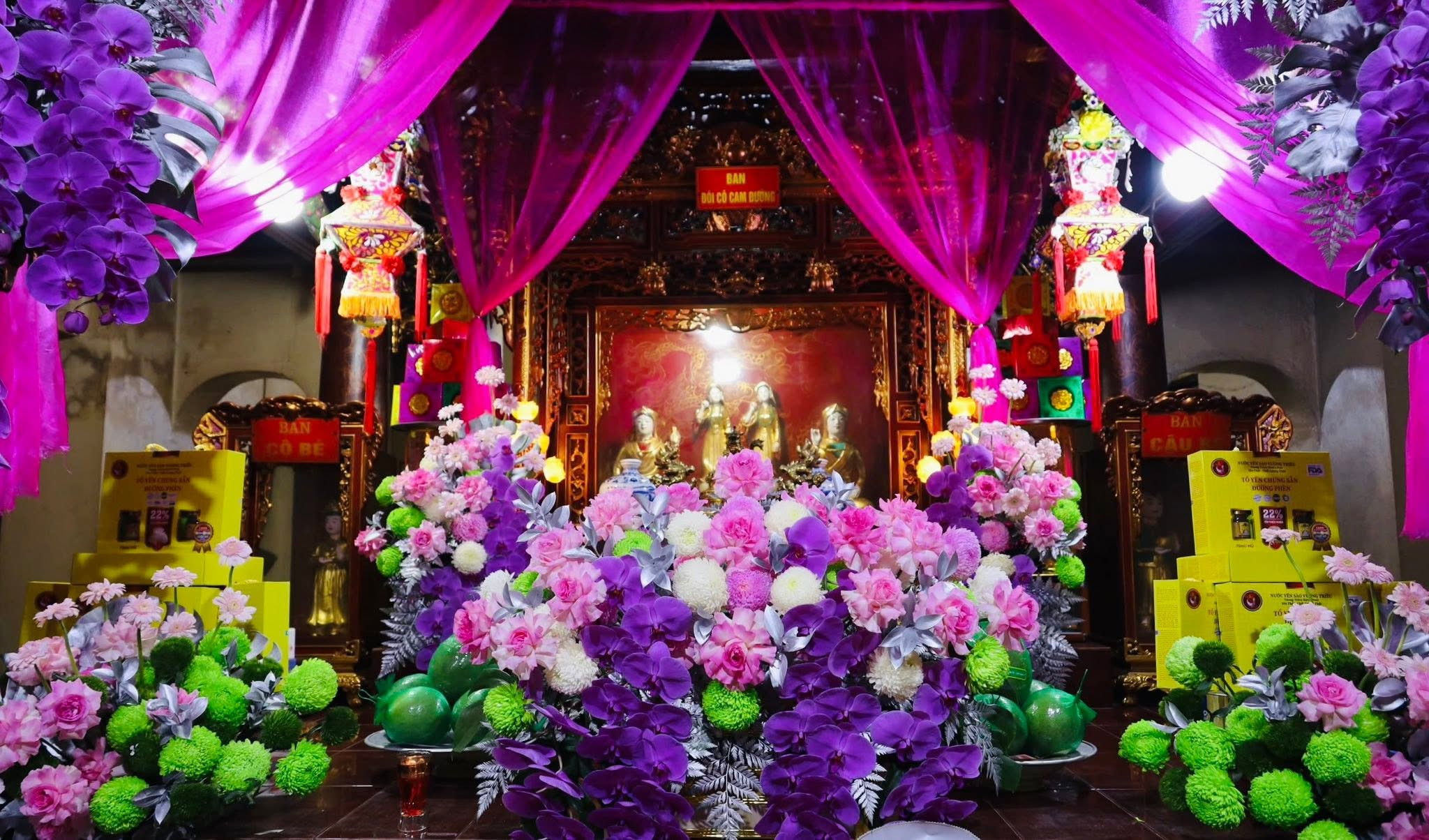 Ban thờ Đôi Cô Cam Đường, nơi người dân dâng hương, tưởng nhớ các vị được thờ phụng. Ảnh: FB Đền Đôi Cô