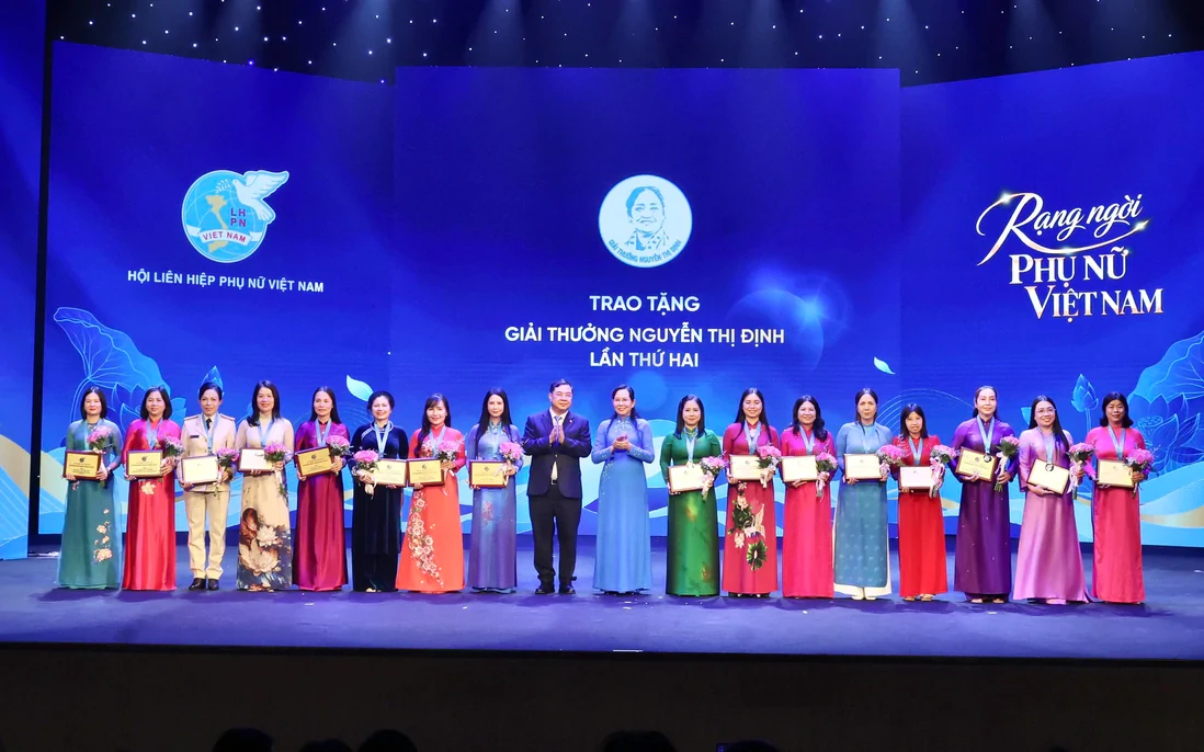 Phó Thủ tướng Thường trực Chính phủ Phạm Gia Túc cùng bà Lê Thị Thuỷ trao Giải thương