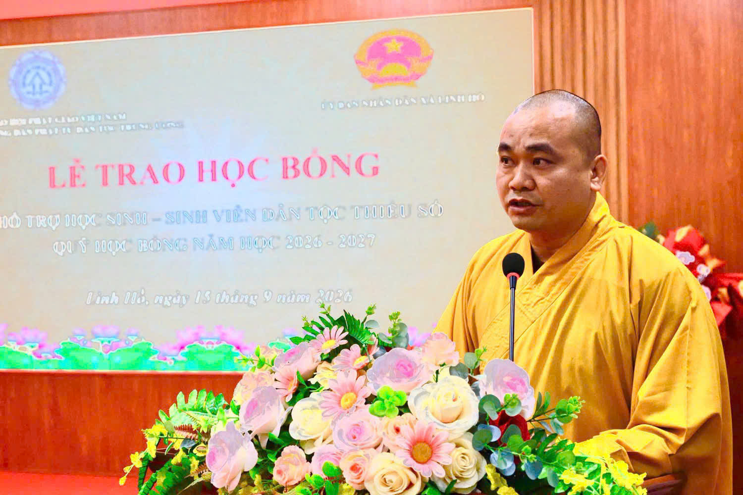 Phân ban Phật tử Dân tộc Trung ương (Giáo hội Phật giáo Việt Nam) trao 10 suất học bổng cho học sinh, sinh viên dân tộc thiểu số có hoàn cảnh khó khăn và tặng 100 phần quà tại xã Linh Hồ, tỉnh Tuyên Quang. Ảnh: Hoàng Tuấn - Cẩm Vân