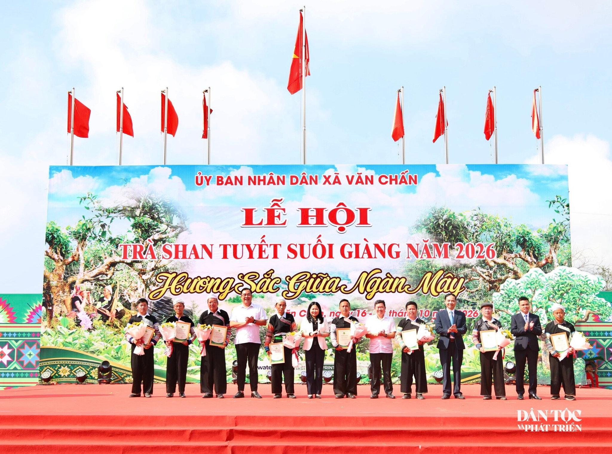Tại Lễ hội đ&atilde; Vinh danh c&aacute;c c&aacute; nh&acirc;n c&oacute; đ&oacute;ng g&oacute;p trong g&igrave;n giữ, ph&aacute;t huy gi&aacute; trị Tr&agrave; Shan tuyết Suối Gi&agrave;ng. Ảnh: Tuấn Ninh