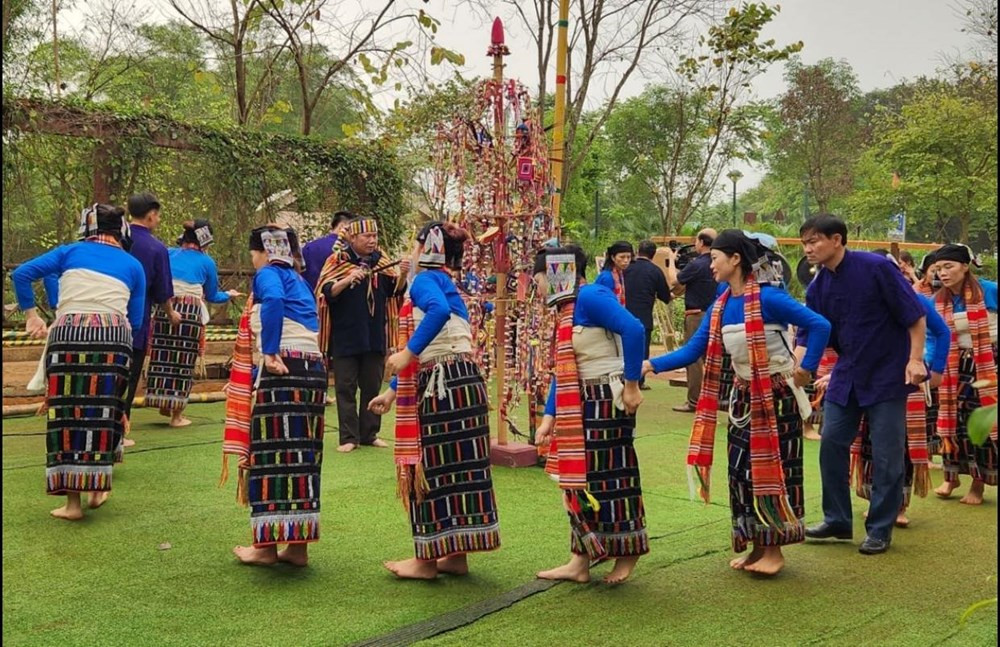 Nghi lễ dựng cây bông (Boọc mạy) trong Lễ hội Chá Mùn của đồng bào Thái đen ở xã Yên Thắng
