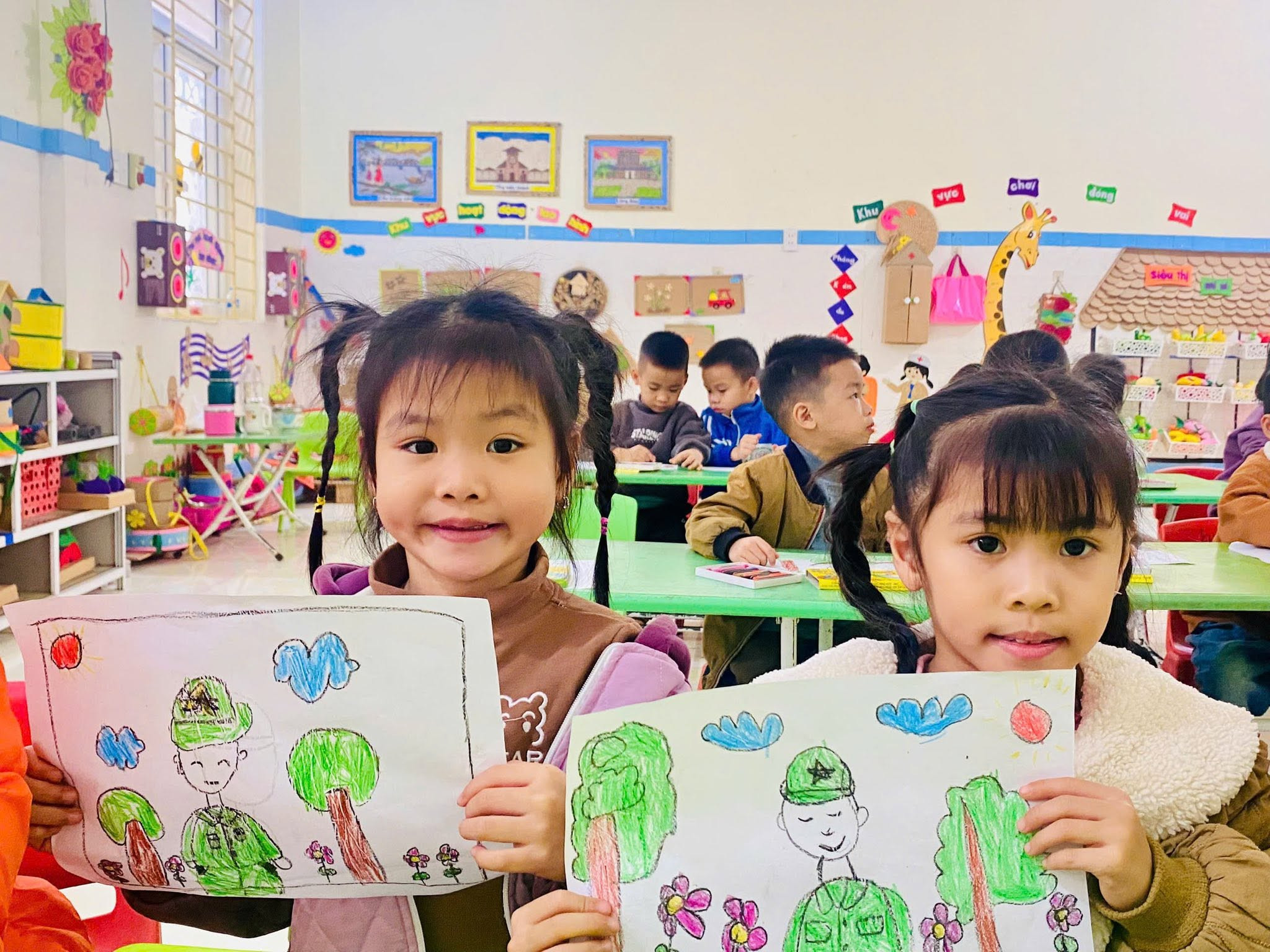 Học sinh Trường Mầm non Điền Lư vẽ tranh về chú bộ đội, thể hiện tình cảm yêu mến và lòng biết ơn đối với những người đang ngày đêm bảo vệ bình yên cho Tổ quốc.