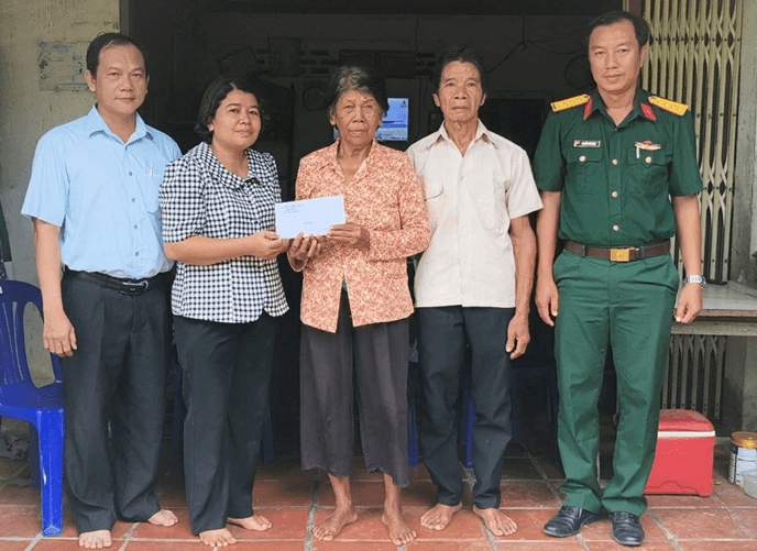 Bà Néang Sêm đã đến thăm trao quà thương binh Trần Thị Nguyệt ấp Mằng Rò, thể hiện truyền thống “Uống nước nhớ nguồn” của dân tộc