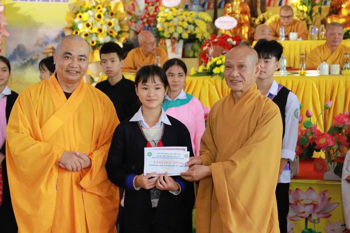 Phân ban Phật tử Dân tộc Trung ương trao 20 suất học bổng cho học sinh dân tộc thiểu số có hoàn cảnh khó khăn. Ảnh: Phatsuonline
