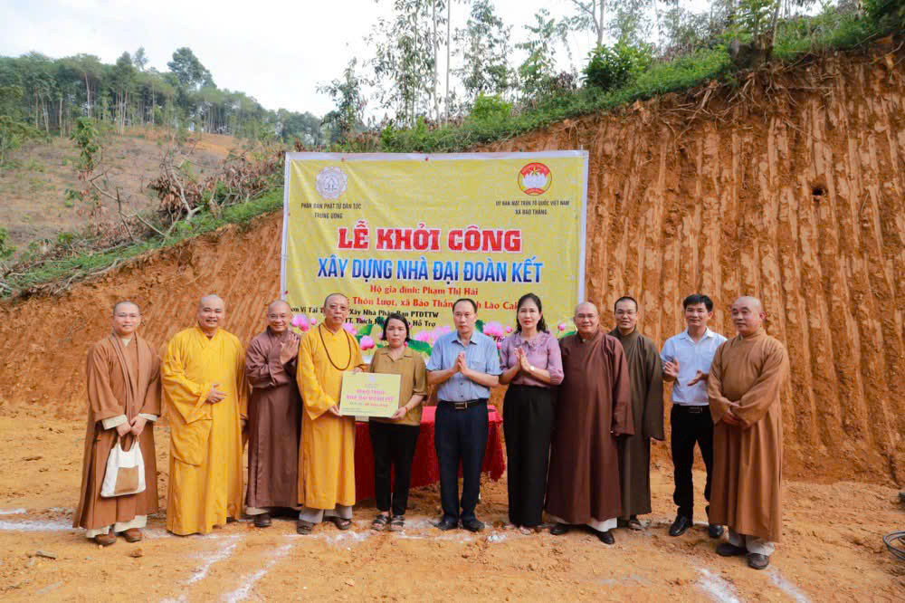 Phân ban Phật tử Dân tộc Trung ương khởi công xây nhà Đại đoàn kết cho gia đình bà Phạm Thị Hải tại xã Bảo Thắng, Lào Cai. Ảnh: Phatsuonline