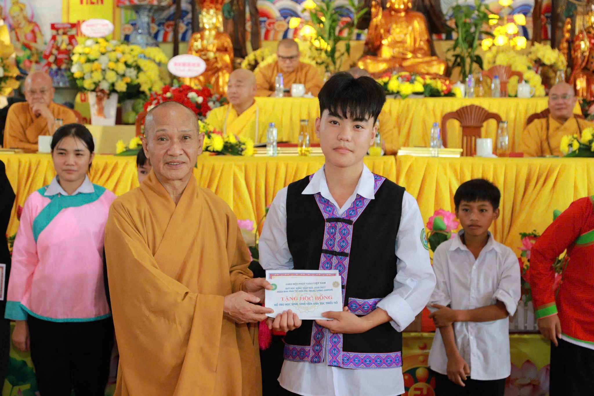 Hòa thượng Thích Thanh Điện trao học bổng cho học sinh dân tộc thiểu số có hoàn cảnh khó khăn. Ảnh: Phatsuonline