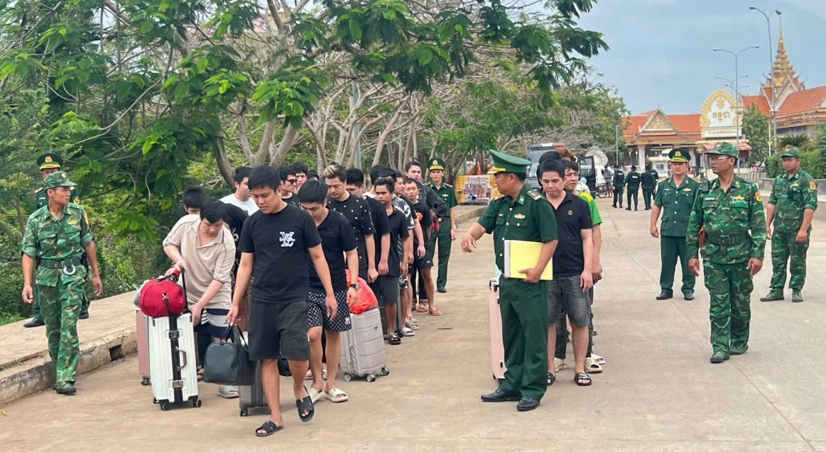Cán bộ đồn Biên phòng cửa khẩu quốc tế Hà Tiên tiếp nhận công dân từ phía lực lượng chức năng Campuchia trao trả về Việt Nam