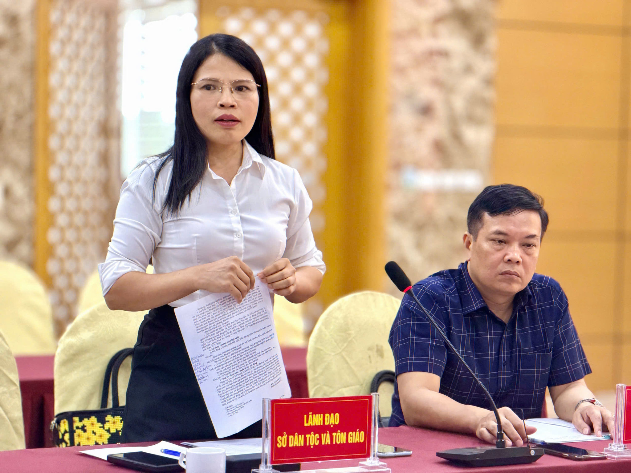 Phó Giám đốc Sở Dân tộc và Tôn giáo TP Quảng Ninh Ân Thị Thìn phát biểu tại hội nghị thông tin báo chí thường kỳ