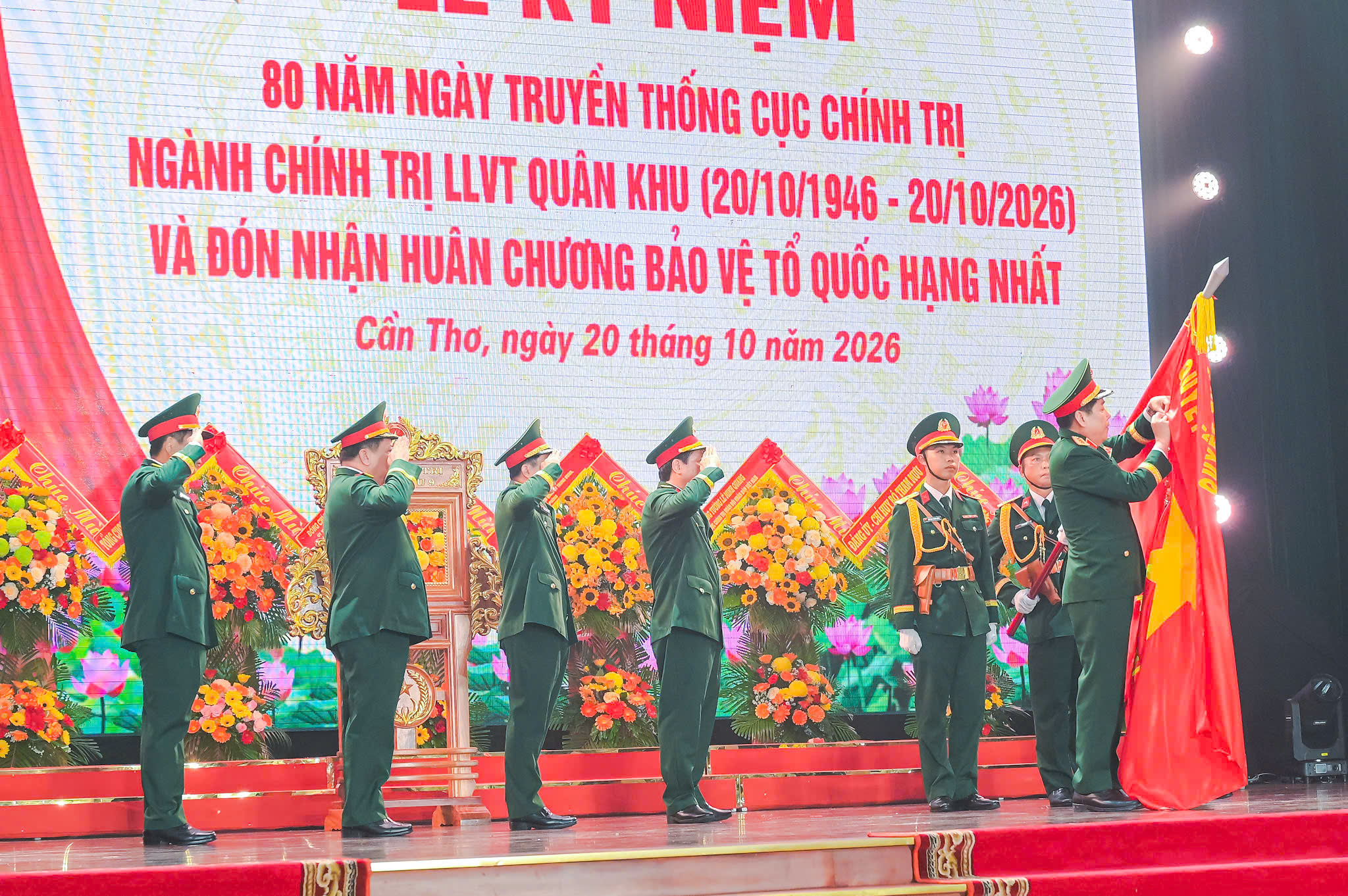 Cục Chính trị Quân khu 9 đón nhận Huân chương Bảo vệ Tổ quốc hạng Nhất. Ảnh: Hữu Tài