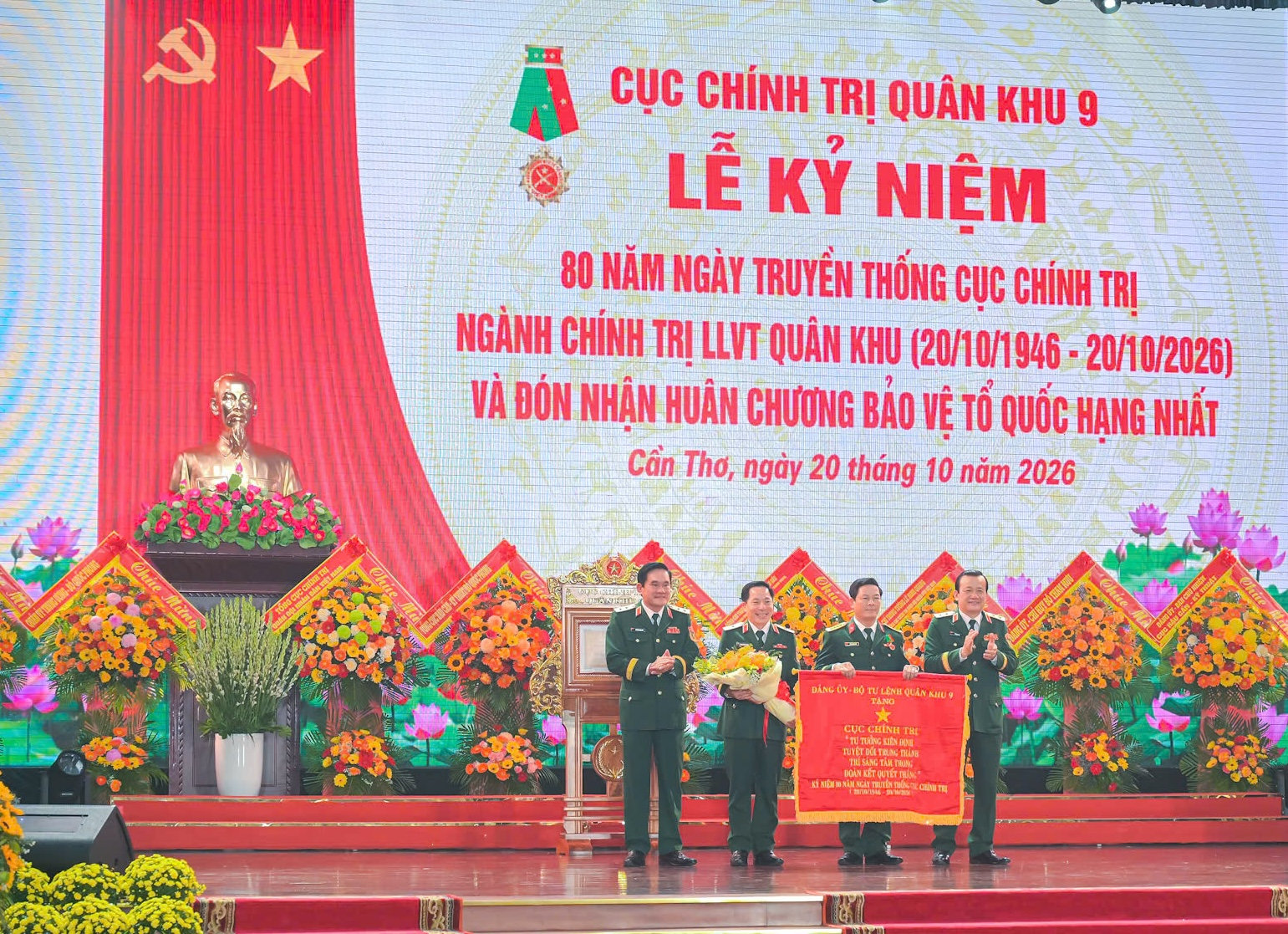 Trung tướng Hồ Văn Thái ( bìa phải), Chính ủy Quân khu 9 trao bức trướng 16 chữ vàng đến Cục Chính trị. Ảnh: Hữu Tài
