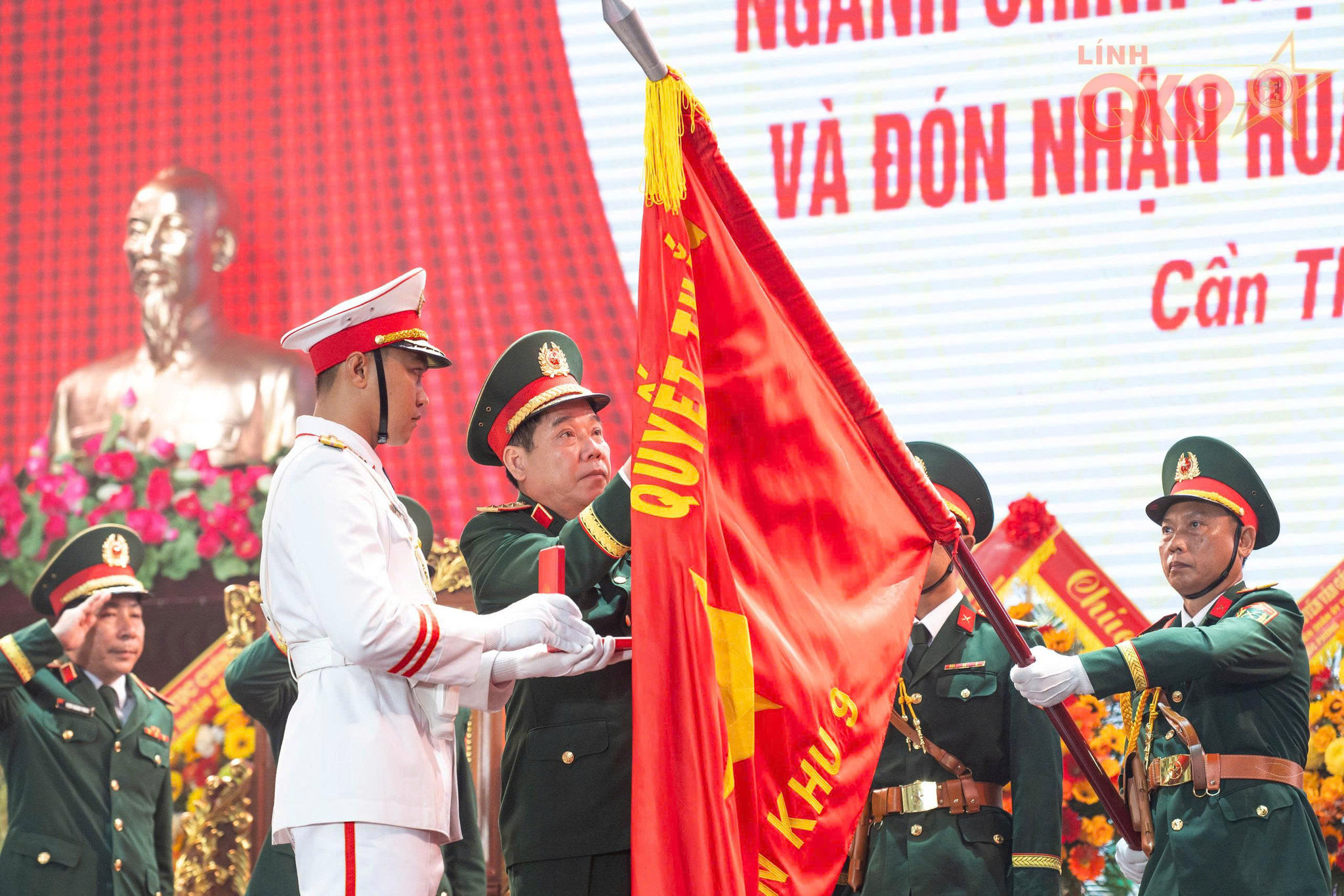 Thượng tướng Nguyễn Văn Gấu, thừa ủy quyền của Chủ tịch nước trao Huân chương Bảo vệ Tổ quốc hạng Nhất tặng Cục Chính trị Quân khu 9. Ảnh: Hữu Tài