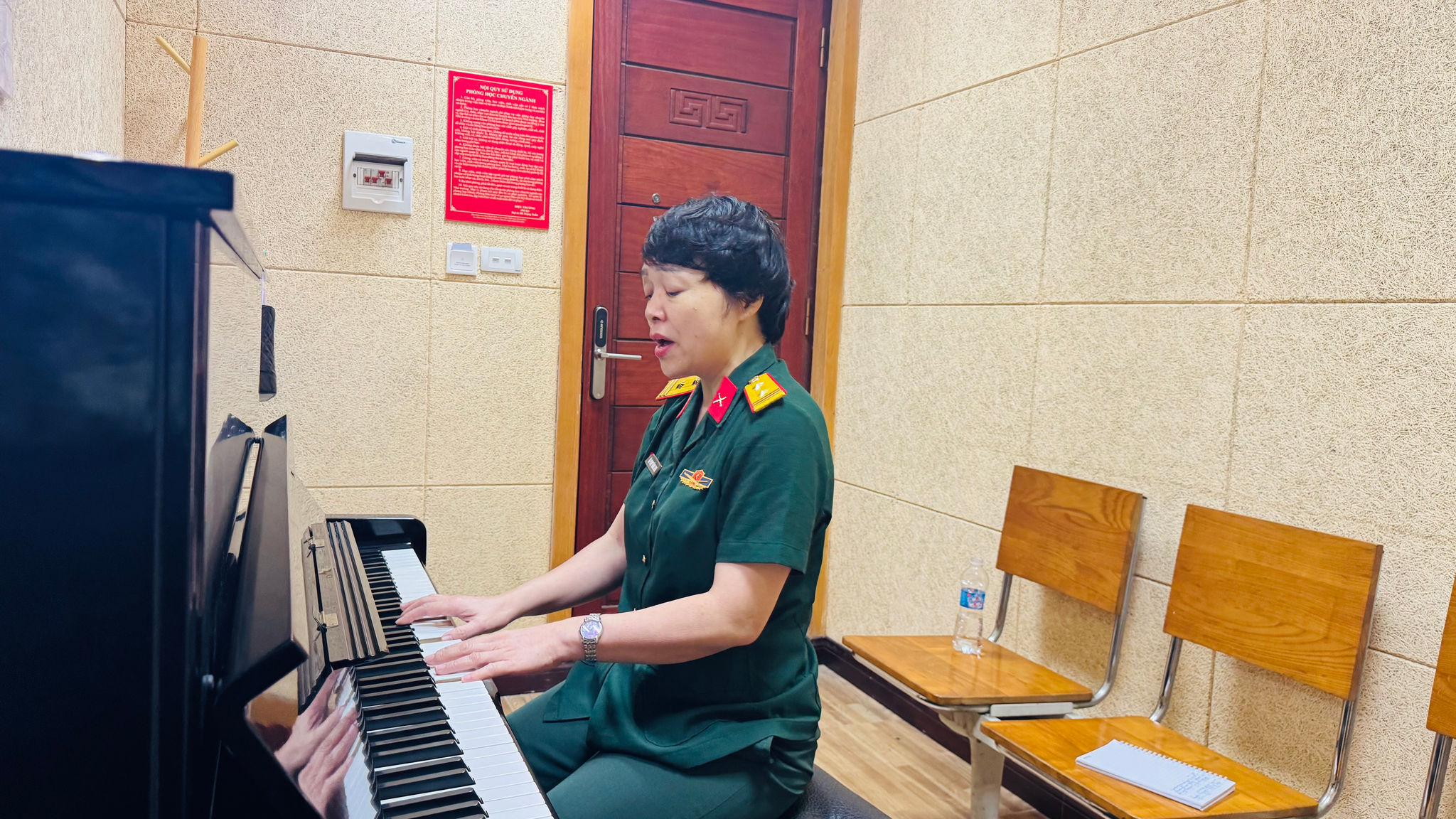 NSƯT Hà Phạm Thăng Long, nghệ sĩ người Mường với giọng nữ cao nội lực, say sưa bên phím đàn. Ảnh Việt Hà