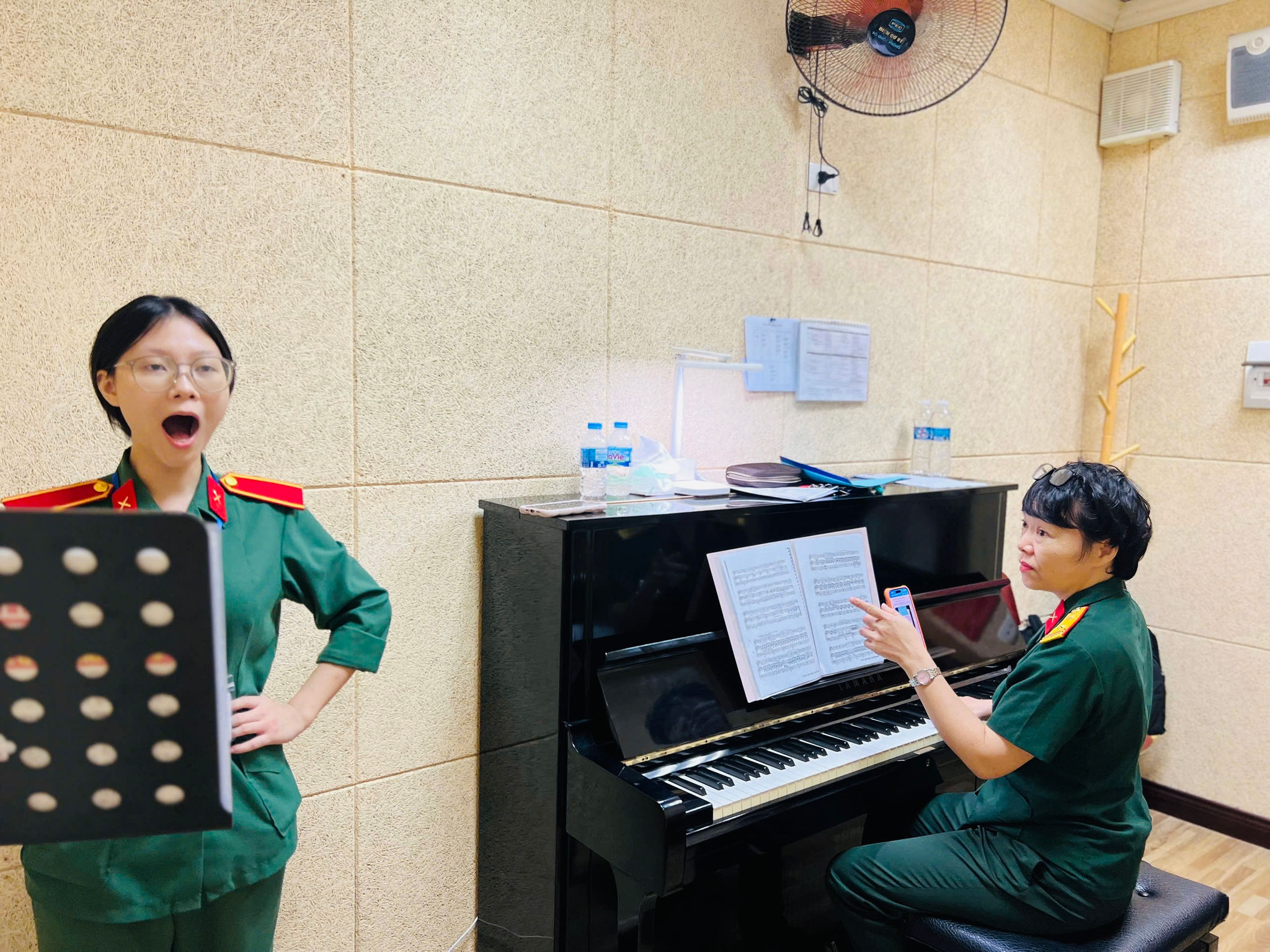NSƯT Hà Phạm Thăng Long với giọng nữ cao nội lực, hiện tận tâm giảng dạy và truyền lửa đam mê opera cho thế hệ trẻ. Ảnh Hồng Phúc