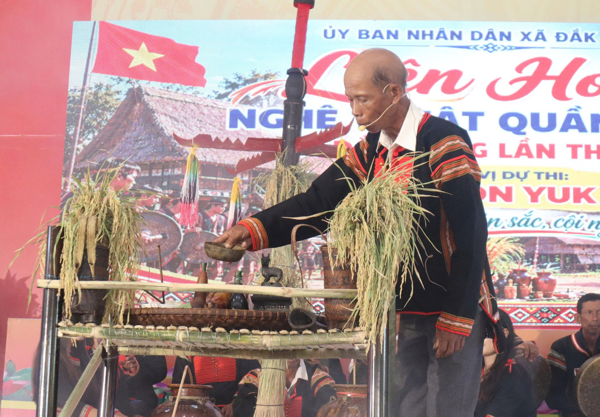 Thấy cúng thực hiện nghi thức cúng lúa mới