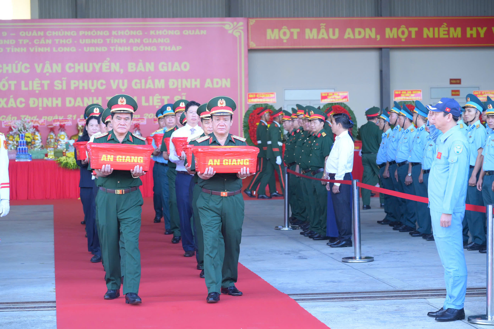 Vận chuyển 8.453 mẫu hài cốt liệt sĩ phục vụ giám định ADN bằng máy bay quân sự