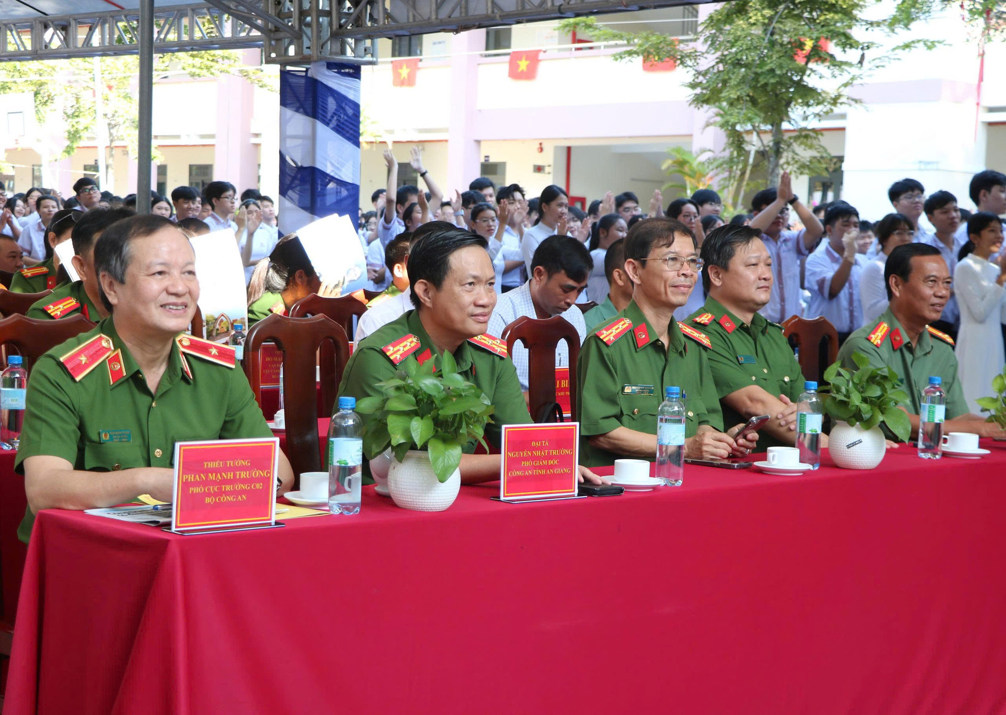 Thiếu tướng Phan Mạnh Trường ( người ngồi bìa trái), Phó Cục trưởng Cục Cảnh sát hình sự, Bộ Công an đến dự và phát biểu tại chương trình. Ảnh: Tiến Dũng