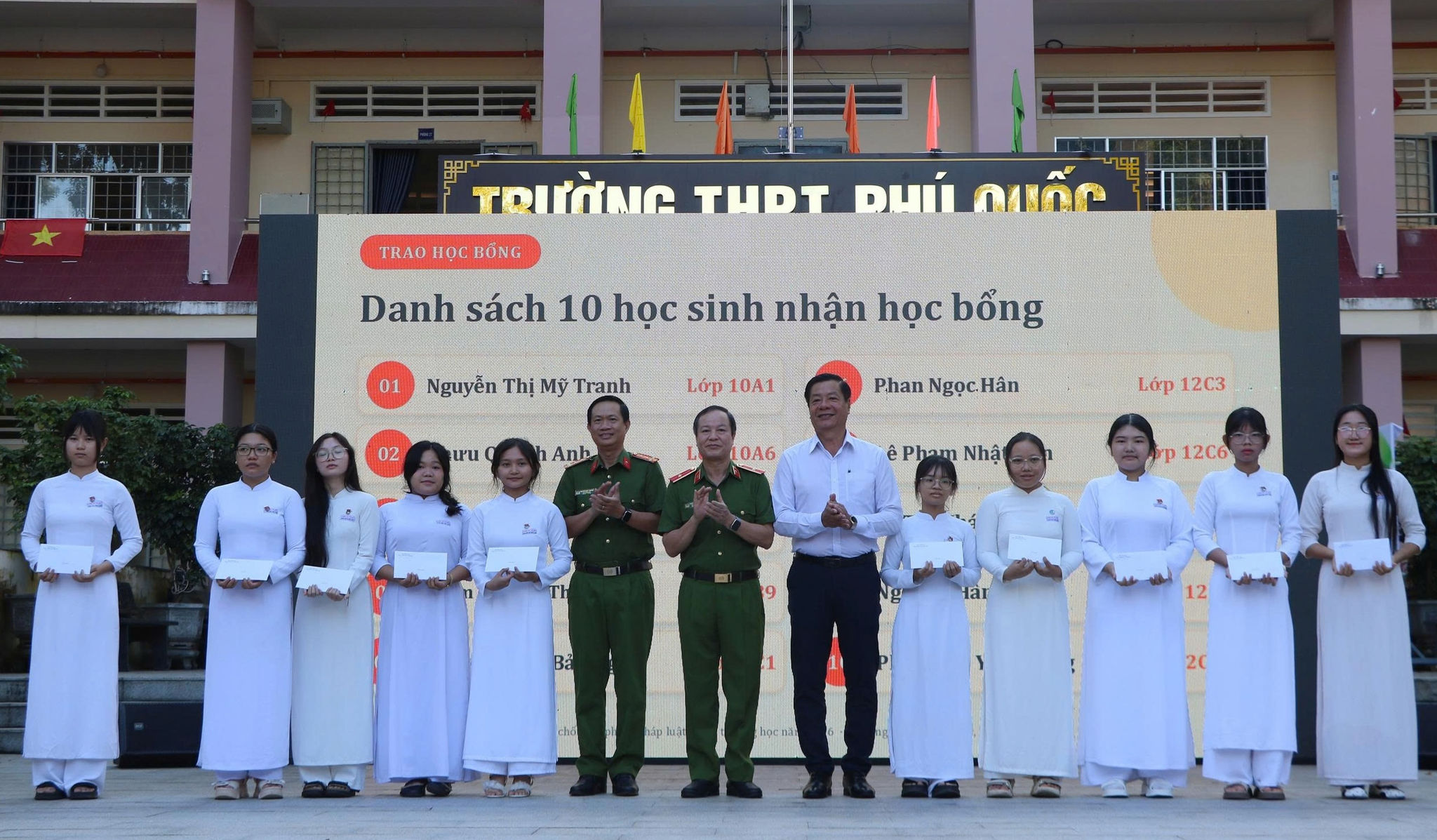 Ban Tổ chức trao 10 suất học bổng cho các em học sinh có hoàn cảnh khó khăn. Ảnh: Tiến Dũng