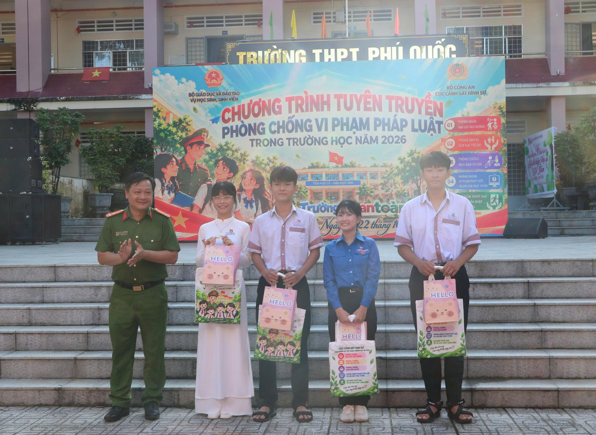 Thượng tá Đinh Xuân Trường, Trưởng Công an đặc khu Phú Quốc trao quà cho các em học sinh trường THPT Phú Quốc. Ảnh: Tiến Dũng
