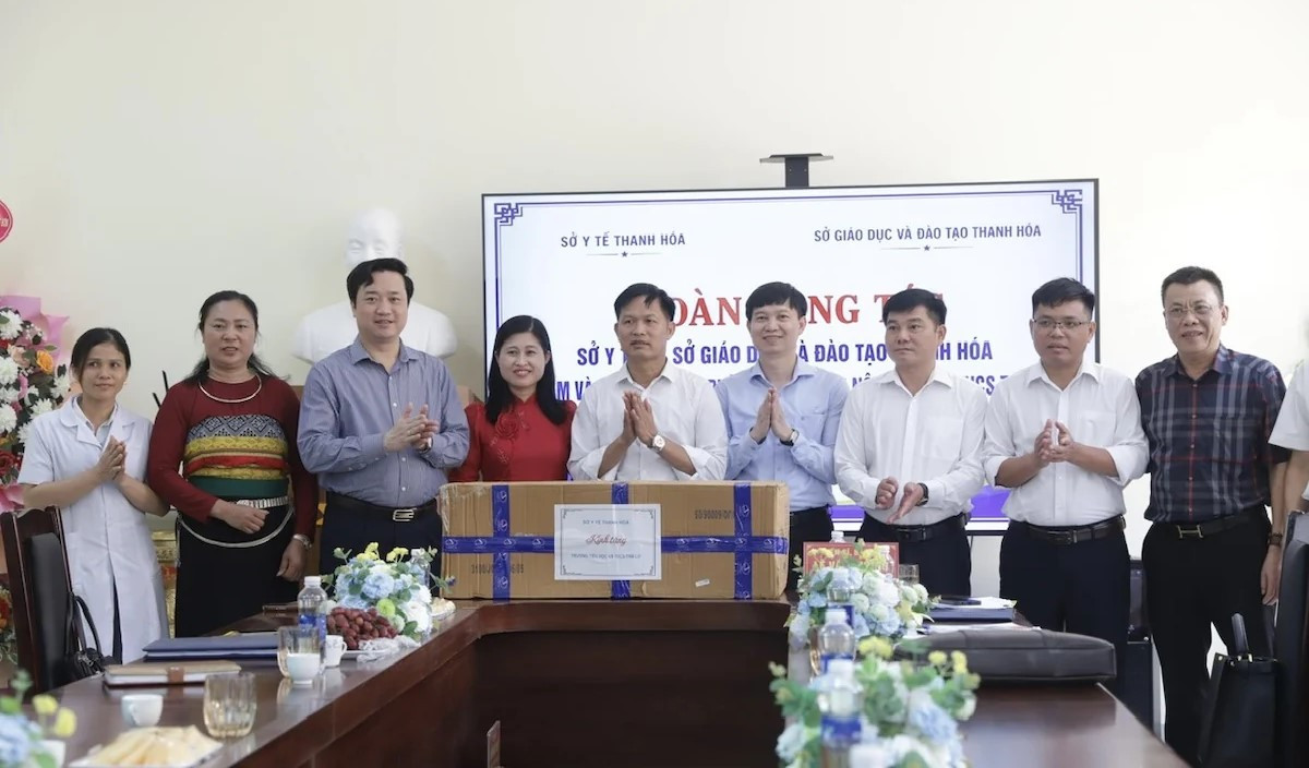 Đoàn công tác trao tặng vật tư y tế, thuốc thiết yếu và tủ bảo ôn cho nhà trường.