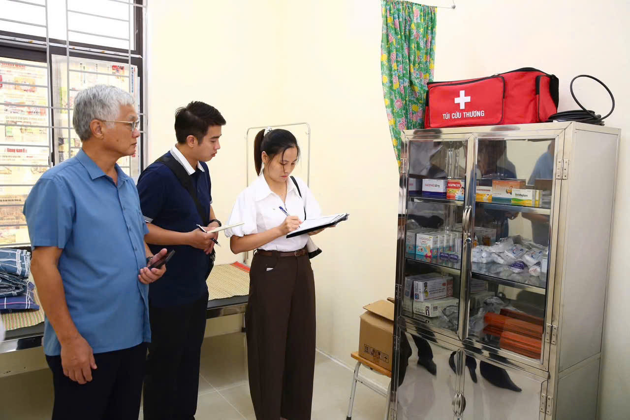 Kiểm tra điều kiện y tế học đường và công tác chuẩn bị bảo đảm an toàn cho học sinh nội trú, bán trú tại Trường Phổ thông nội trú Tiểu học và THCS Tam Lư.