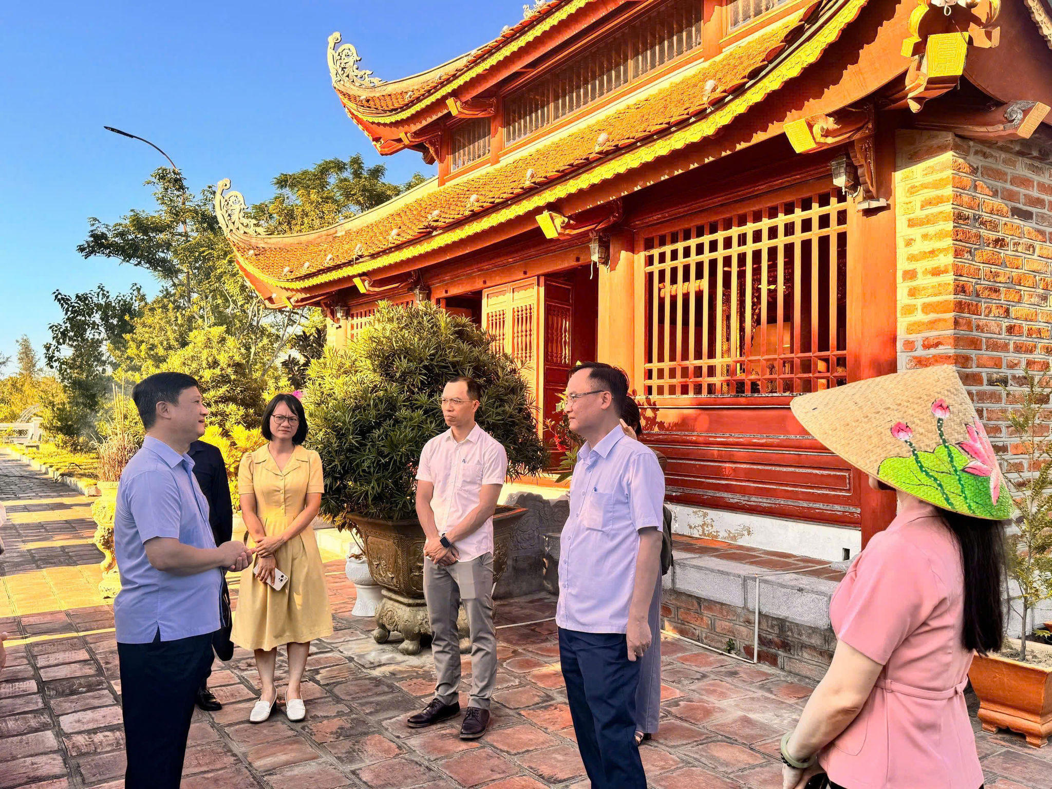Đoàn công tác Cục Du lịch Quốc gia Việt Nam do Phó Cục trưởng Vũ Quang Dũng dẫn đầu khảo sát tại Khu Du lịch Vân Đồn - Cô Tô. Ảnh: Cục du lịch quốc gia Việt Nam