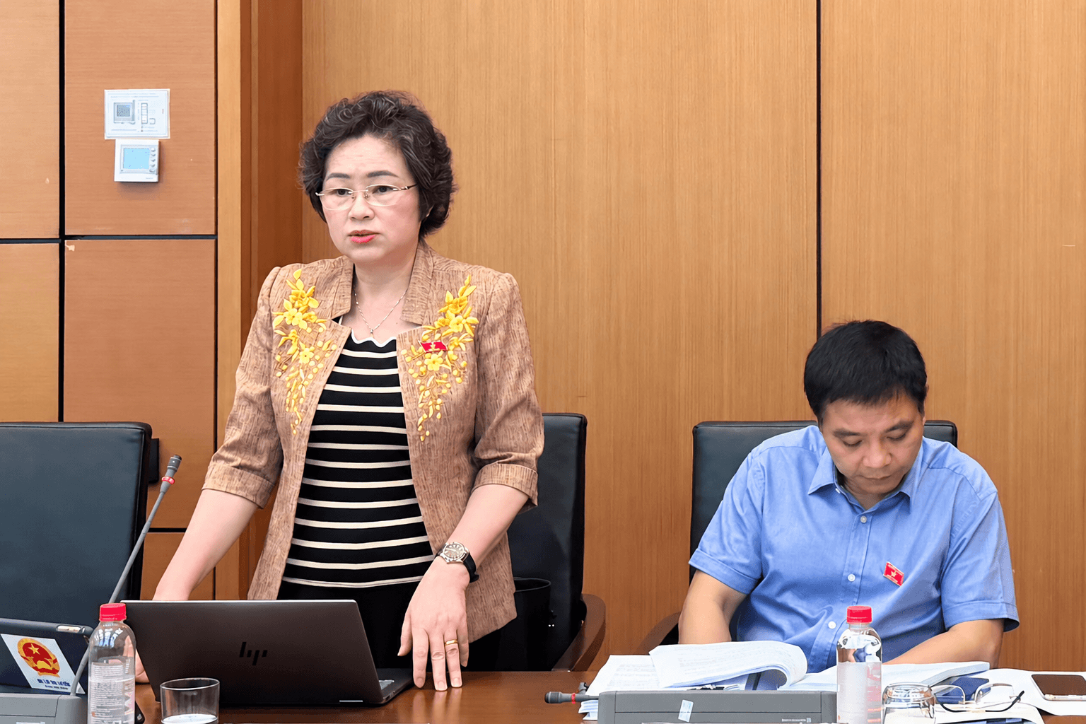 Cuộc họp bên tường gỗ