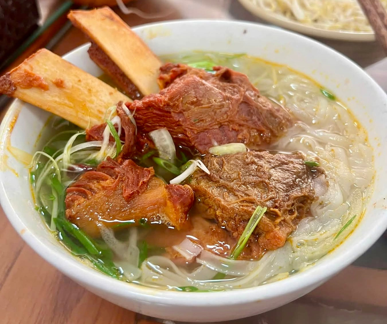 Phở sườn bò ở Mộc Châu hấp dẫn thực khách. Ảnh Việt Hà