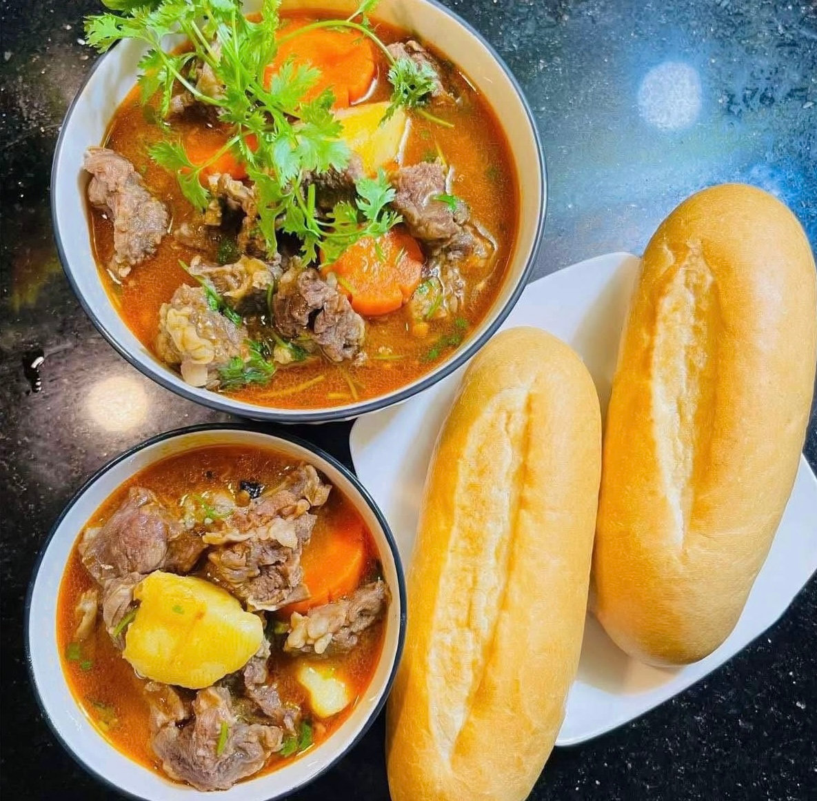 Bò kho là món ăn quen thuộc, hấp dẫn với thịt bò mềm và nước dùng đậm đà. Ảnh: Việt Hà