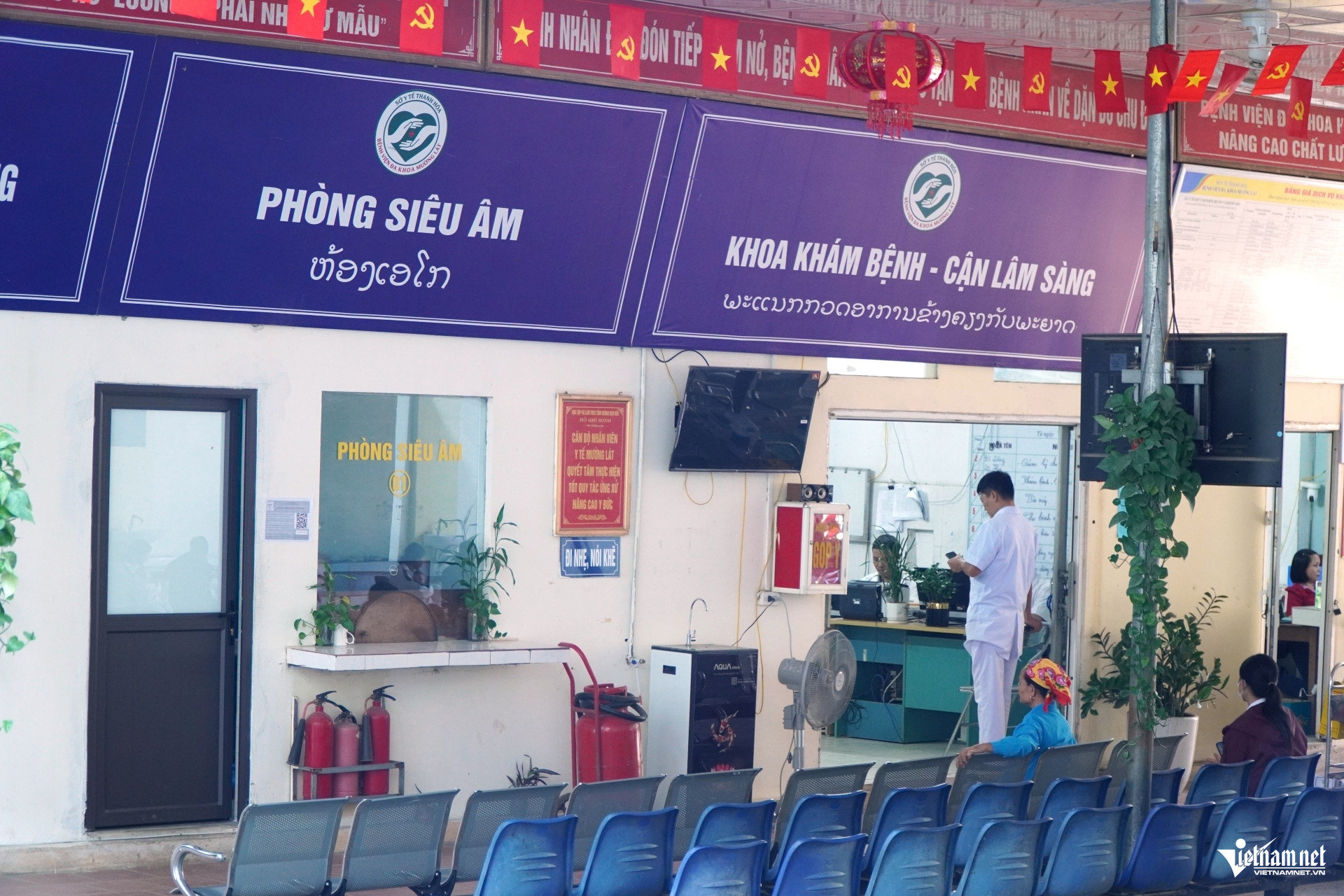 W-a2Bác sĩ vùng biên học tiếng Lào.JPG.jpg