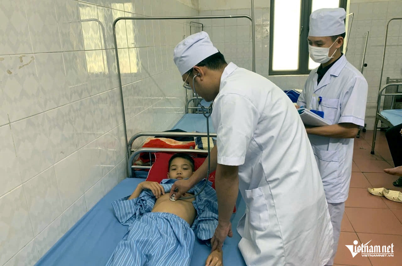 W-a3Bác sĩ vùng biên học tiếng Lào.jpg