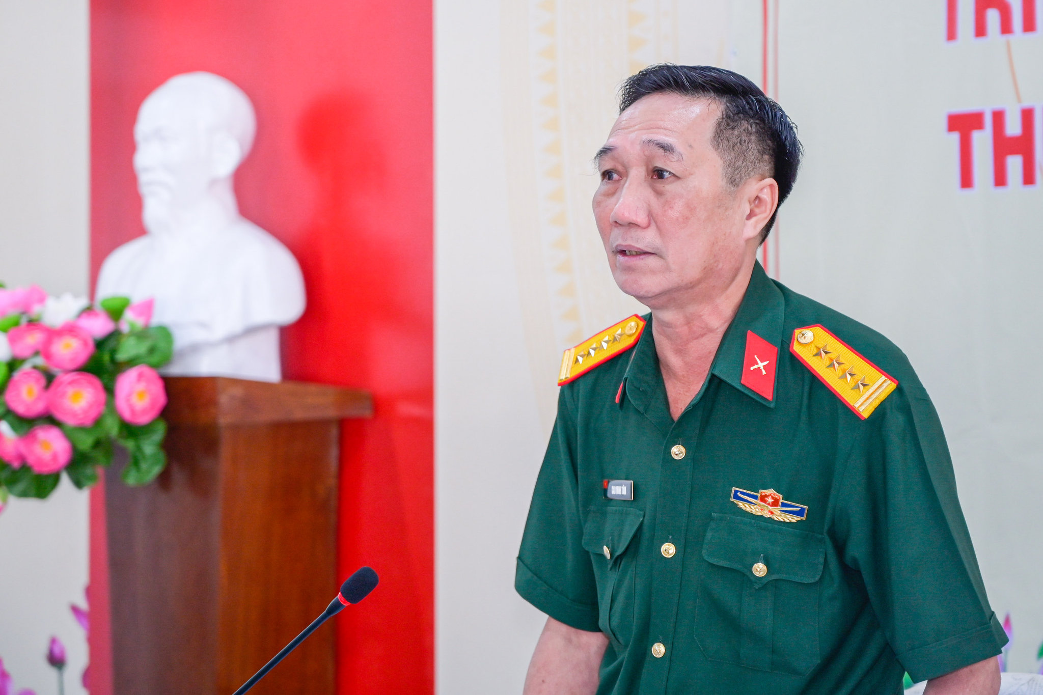 Đại tá Cao Minh Tâm, Phó Chính ủy Bộ Chỉ huy Quân sự tỉnh, Phó Trưởng ban Thường trực Ban Tổ chức các hoạt động “Tết Quân - Dân” năm 2027 phát biểu tại hội nghị. Ảnh: Phương Vũ