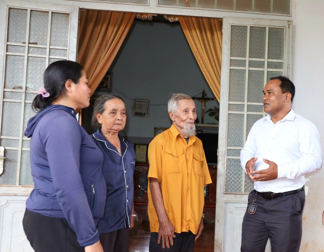 Anh Y Tâm Niê, Bí thư Chi bộ buôn Kdun thường xuyên đến nhà người dân thăm hỏi, tuyên truyền
