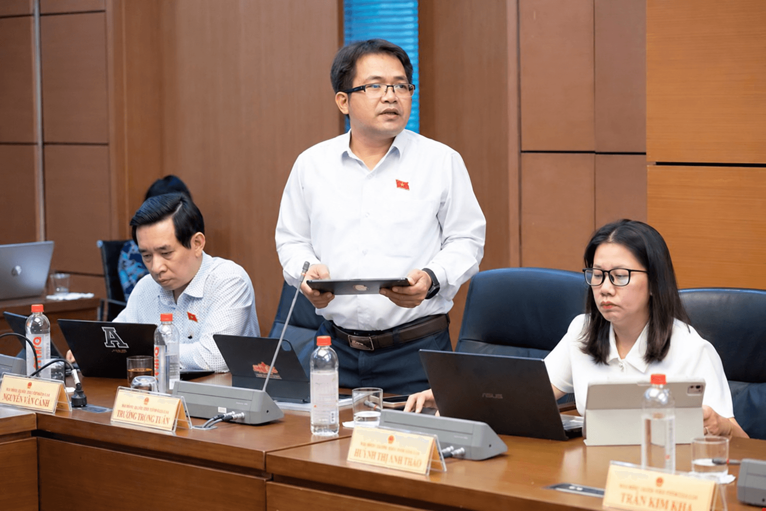 Đại biểu trong phòng họp tường gỗ