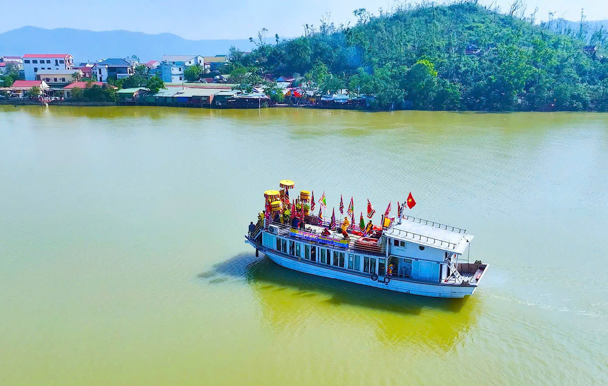 Đền Chợ Củi tọa lạc bên dòng sông Lam hiền hòa, thuộc xã Nghi Xuân, tỉnh Hà Tĩnh. Ảnh: Cổng TTĐT Hà Tĩnh