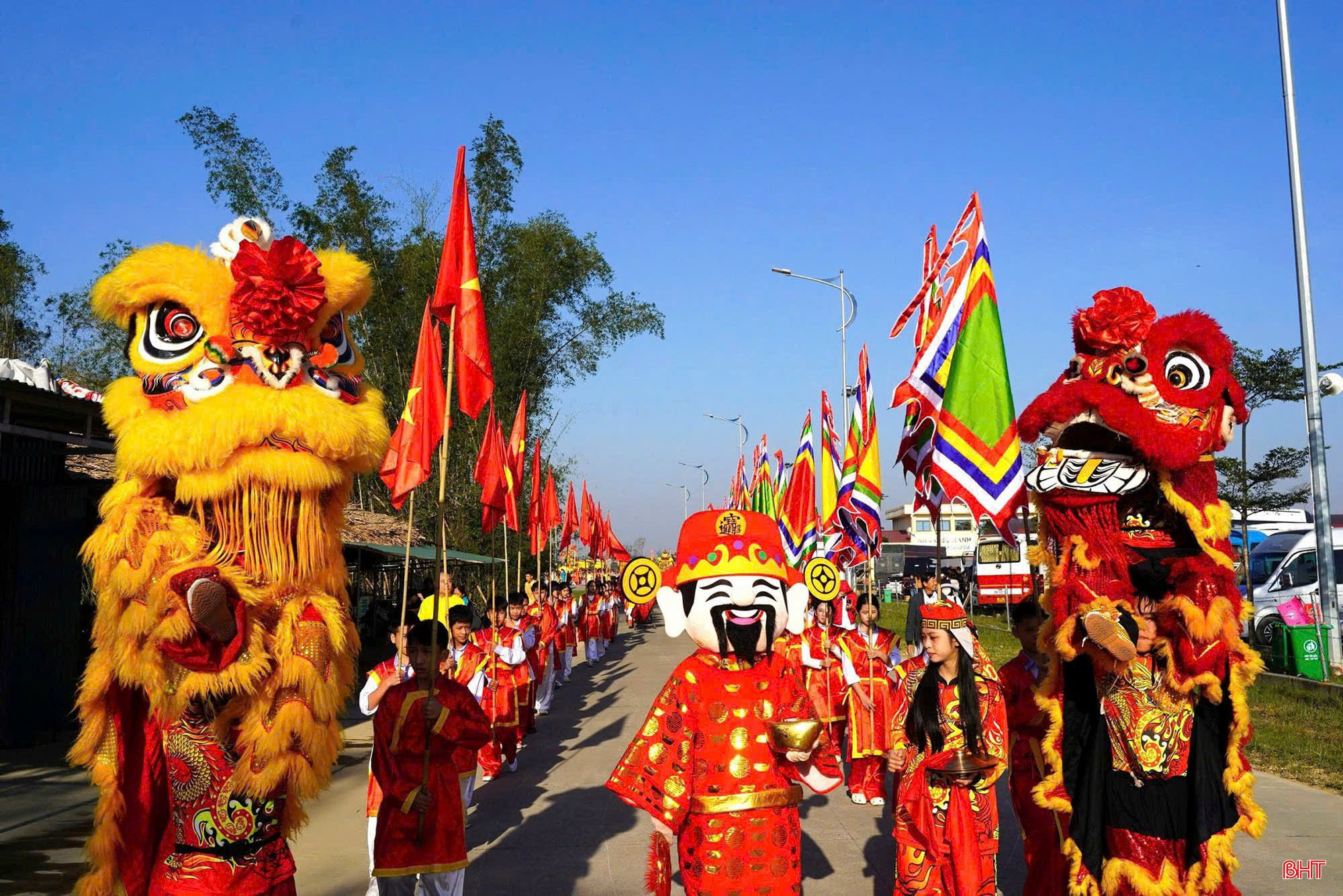 Lễ hội đền Chợ Củi là dịp người dân và khách hành hương dâng hương, thực hành nghi lễ tưởng nhớ Đức Quan Hoàng Mười, gìn giữ tín ngưỡng thờ Mẫu và đạo lý uống nước nhớ nguồn. ảnh CTTĐT Hà Tĩnh