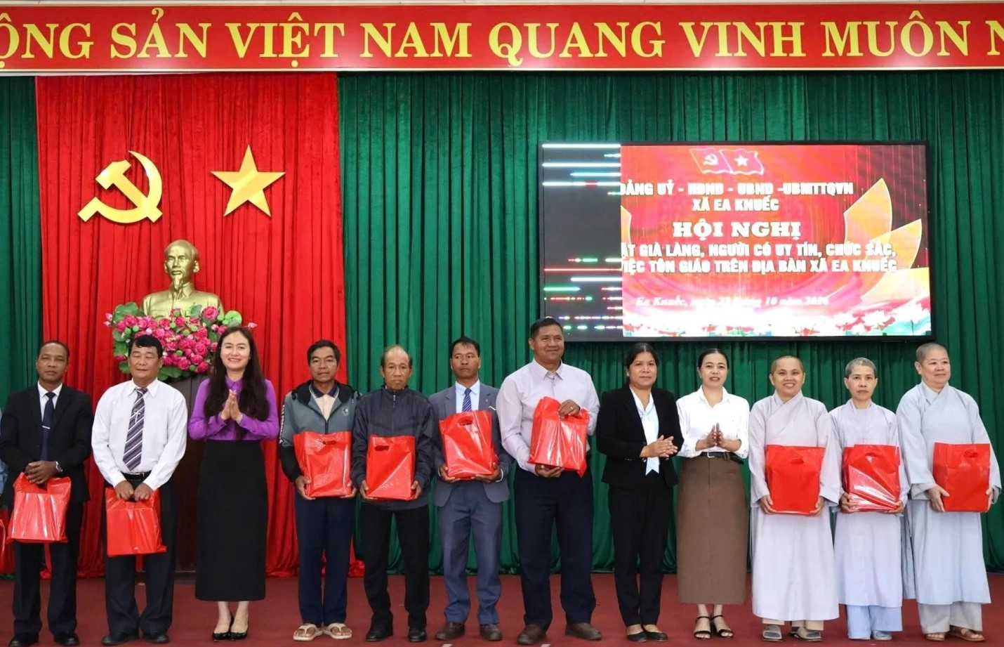 Lãnh đạo xã Ea Knuếc trao 29 suất quà cho các già làng, Người có uy tín, chức sắc, chức việc các cơ sở tôn giáo trên địa bàn.
