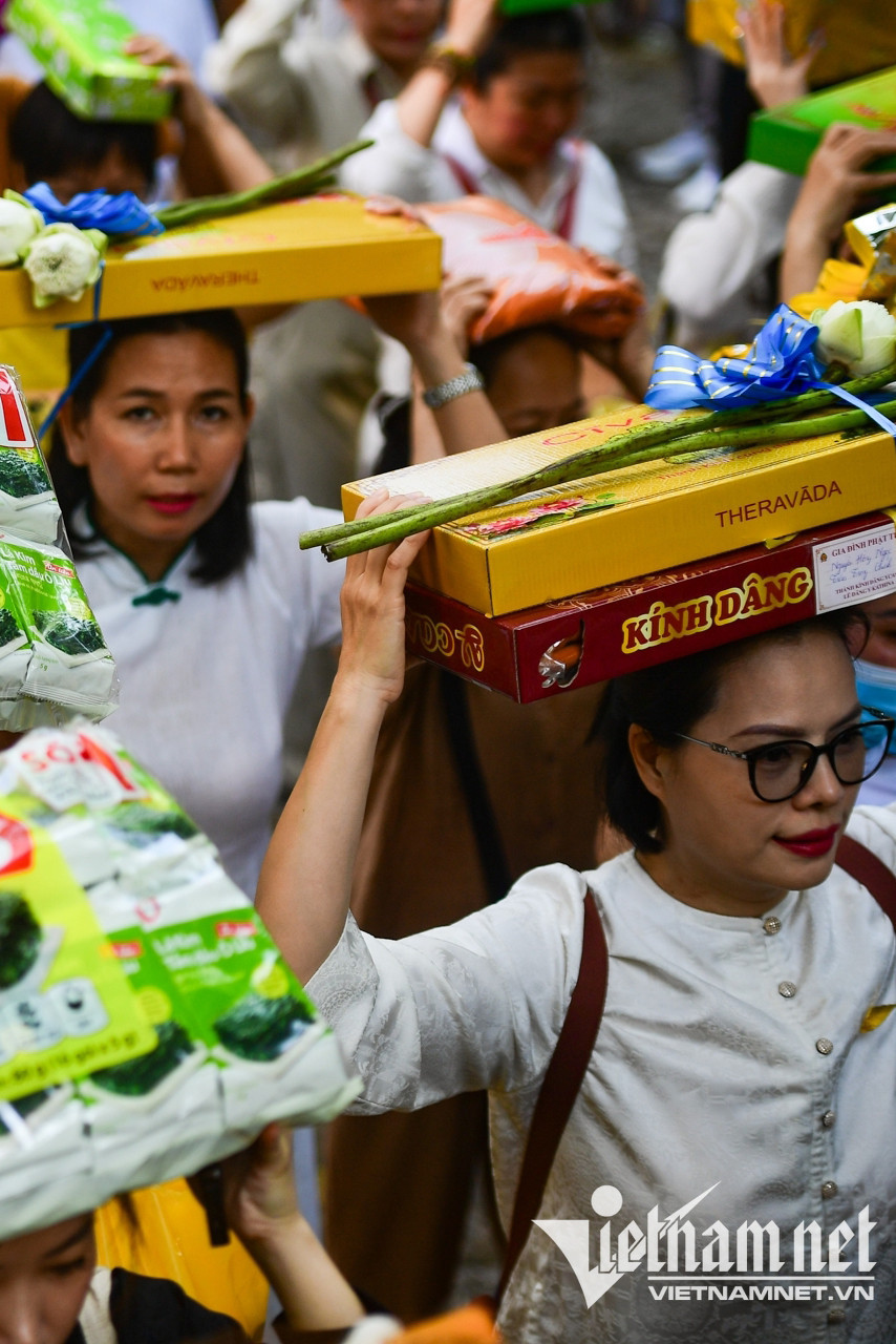 https://static-images.vnncdn.net/vps_images_publish/000001/000003/2026/10/26/dang-y-cathina-tphcm-nguyen-hue-14-1369x-2628.jpg