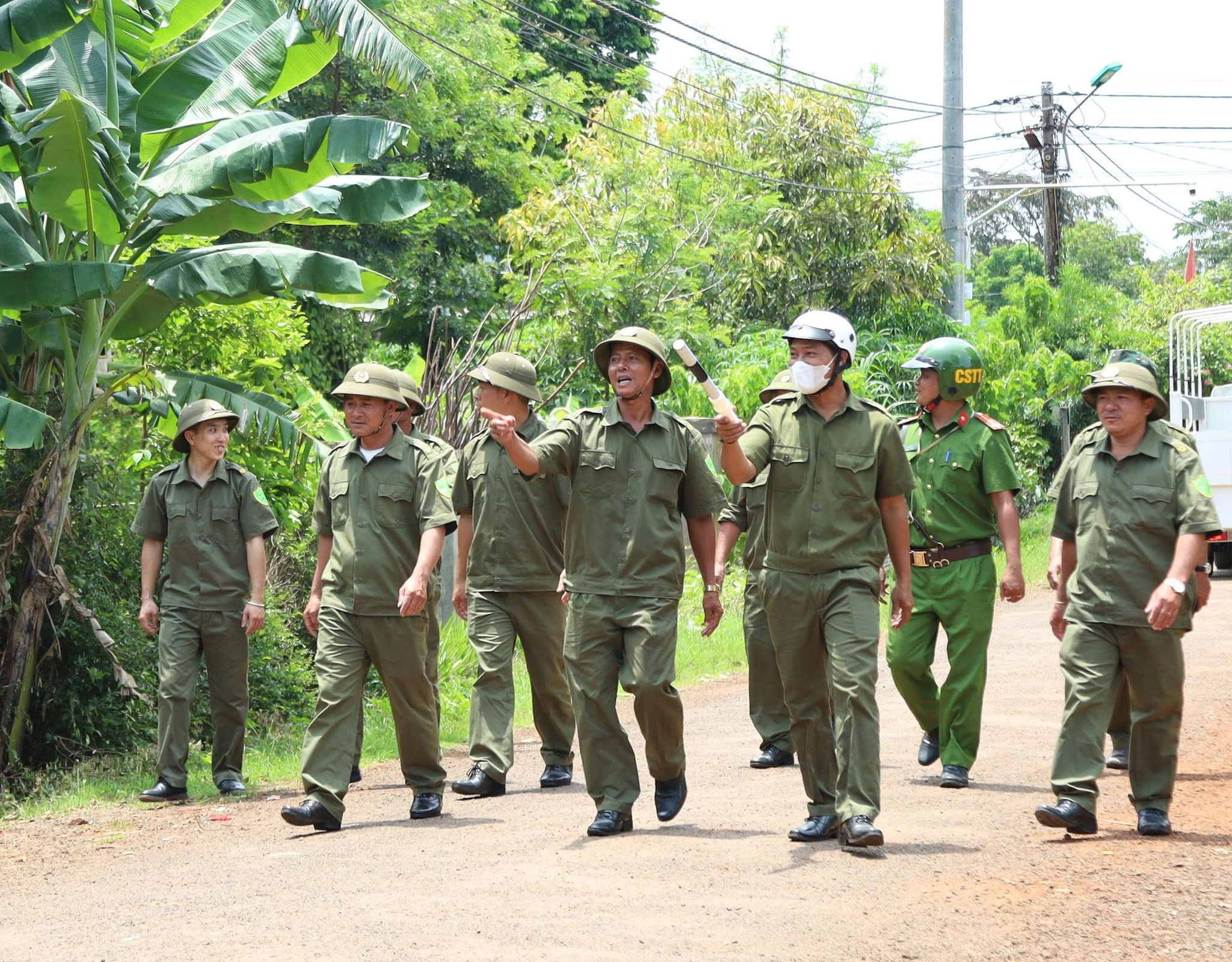 Tổ bảo vệ an ninh, trật tự cơ sở thường xuyên tuần tra địa bàn cùng lực lượng Công an