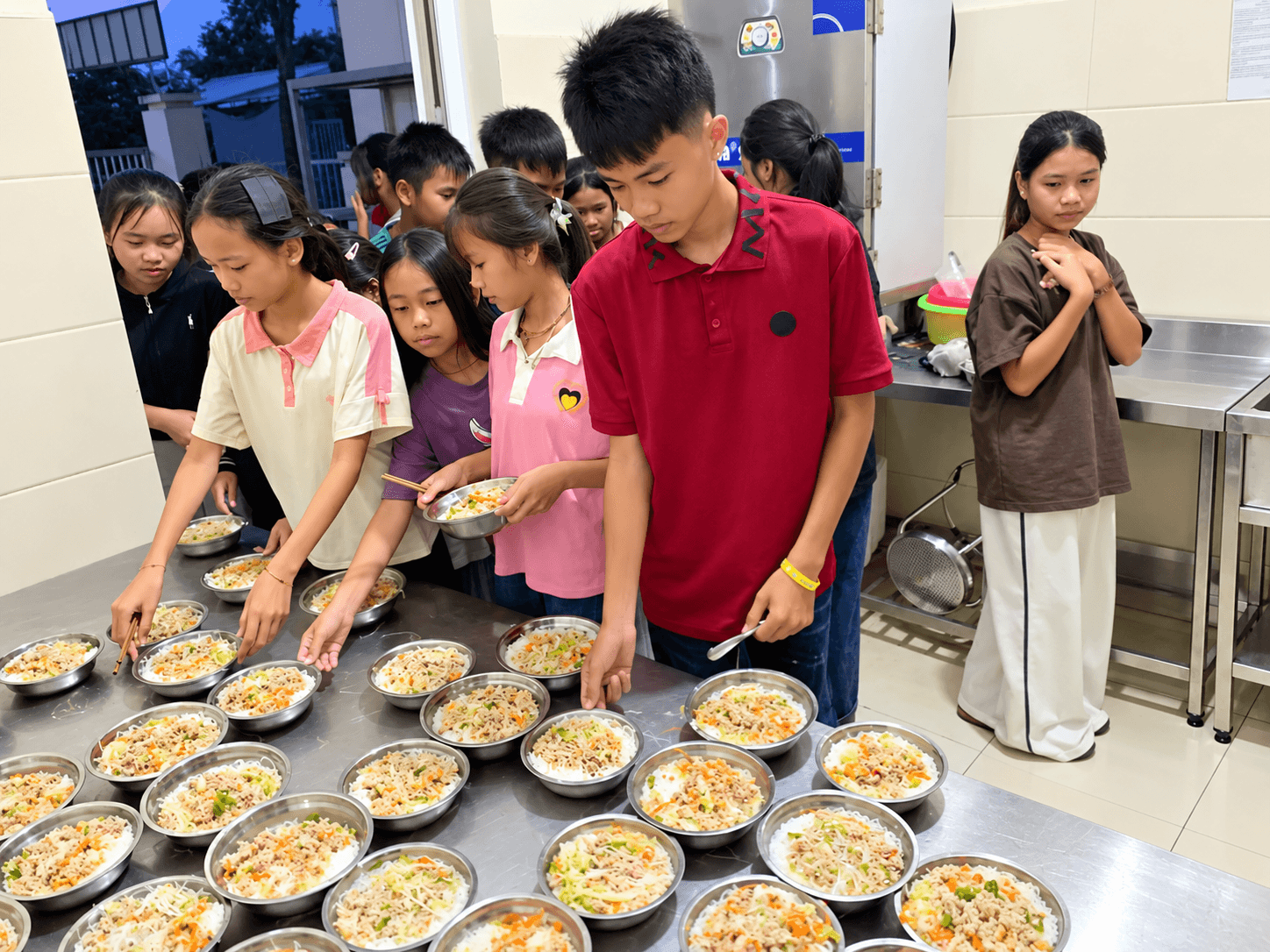 Bữa ăn cộng đồng trong bếp trường