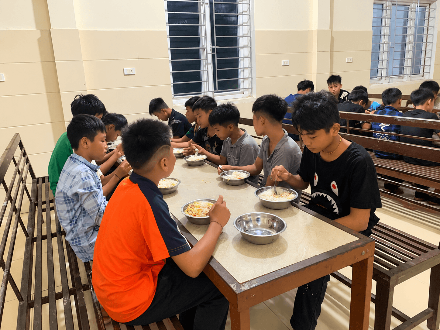 Bữa cơm tập thể trong nhà ăn