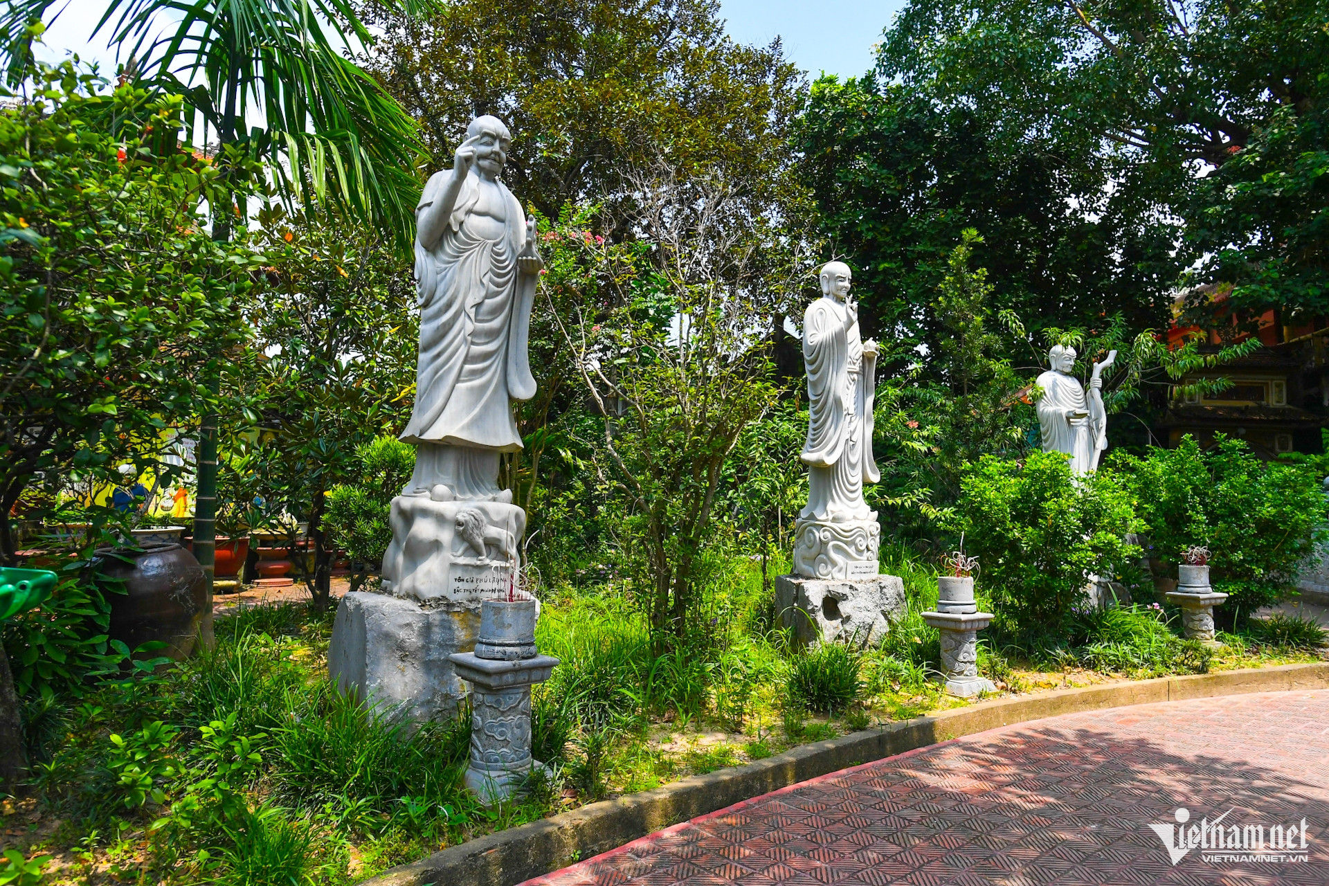 https://static-images.vnncdn.net/vps_images_publish/000001/000003/2026/10/28/w-chua-du-hang-dan-toc-ton-giao-thach-thao-hai-phong-2jpg-1684.jpg
