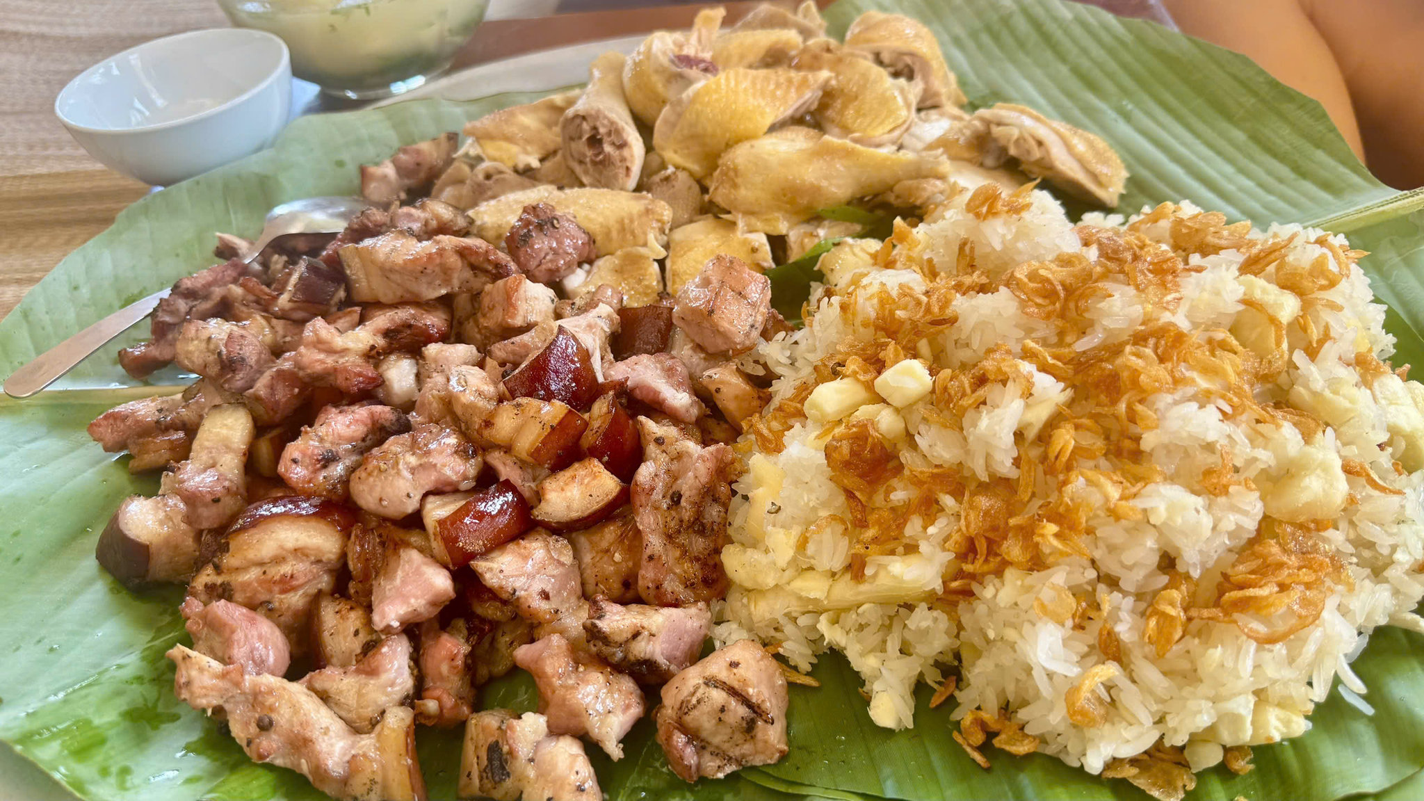 Từ hông xôi nghi ngút khói đến những món ăn kèm đậm đà, xôi sắn gợi mở nét phong phú trong đời sống ẩm thực của người Mường ở Khả Cửu. Ảnh: Việt Hà