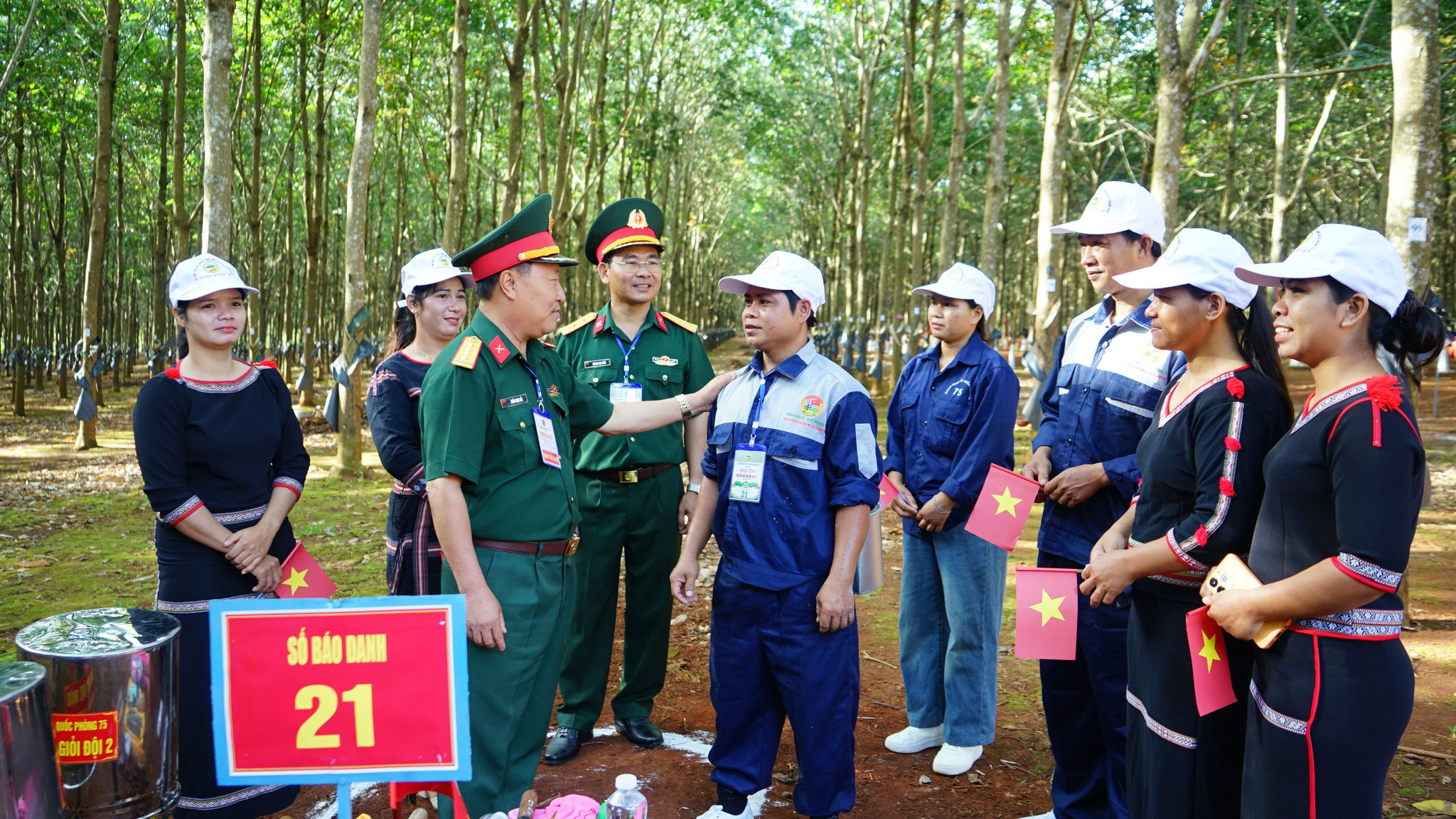 các tuyển thủ tham gia hội thi, tranh tài bàn tay vàng.jpg