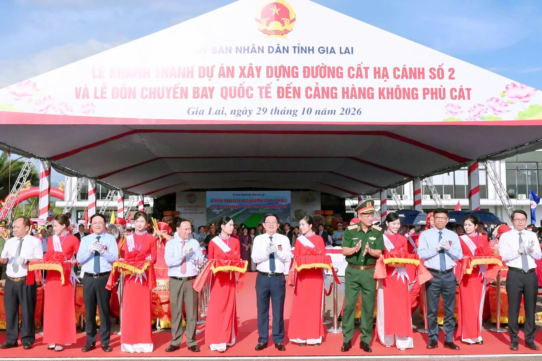 Phó Thủ tướng Chính Phủ Hồ Quốc Dũng cùng đại diện các bộ, ngành Trung ương và lãnh đạo tỉnh Gia Lai cắt băng khánh thành Dự án. Ảnh: T.N